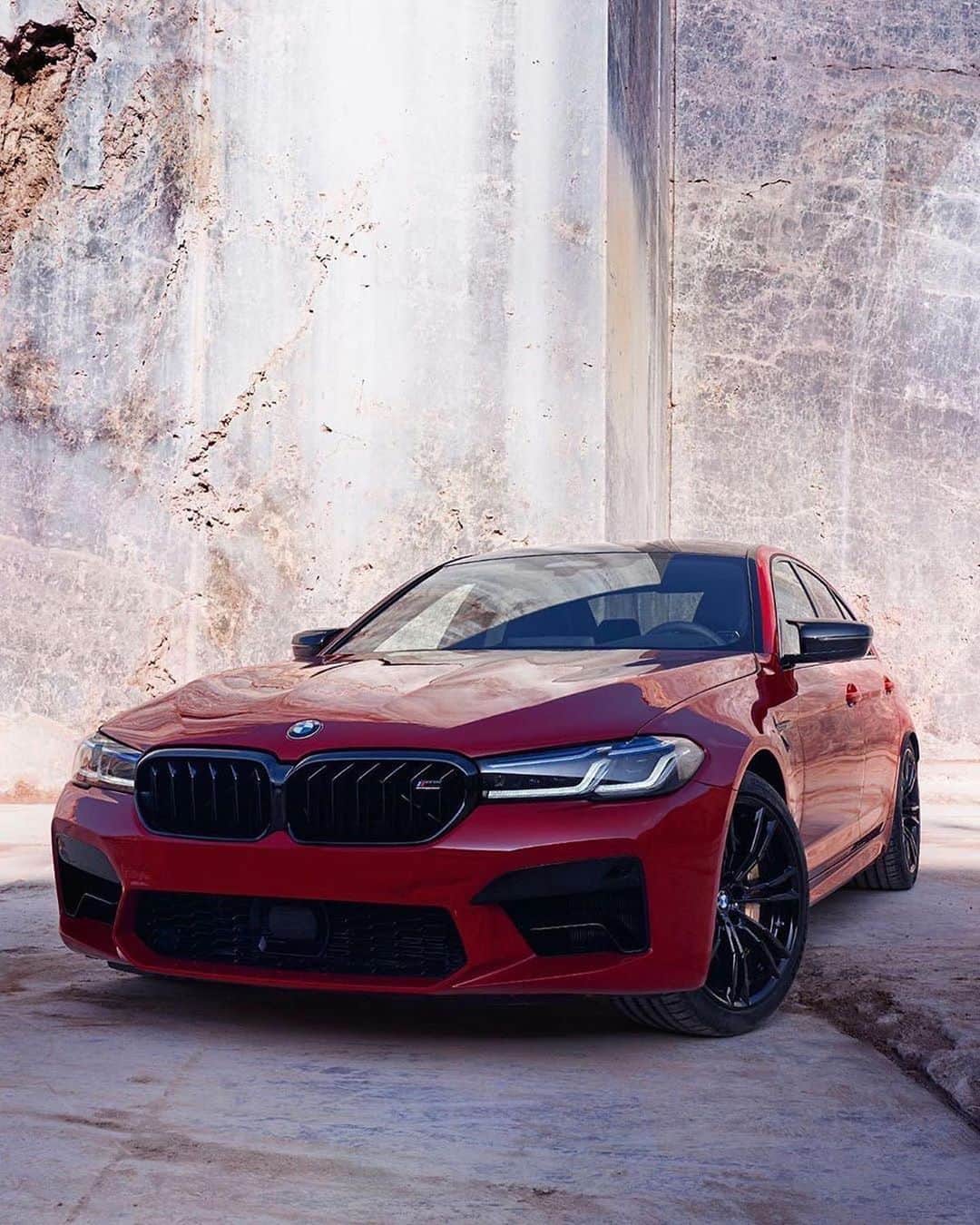 CARLiFESTYLEさんのインスタグラム写真 - (CARLiFESTYLEInstagram)「The 2021 BMW M5 Competition. 617hp 4.4L Twin Turbo V8. 0-60mph in 3.1 seconds and an optional 190mph top speed. What do you think of the new face lift? #carlifestyle」6月17日 13時00分 - carlifestyle