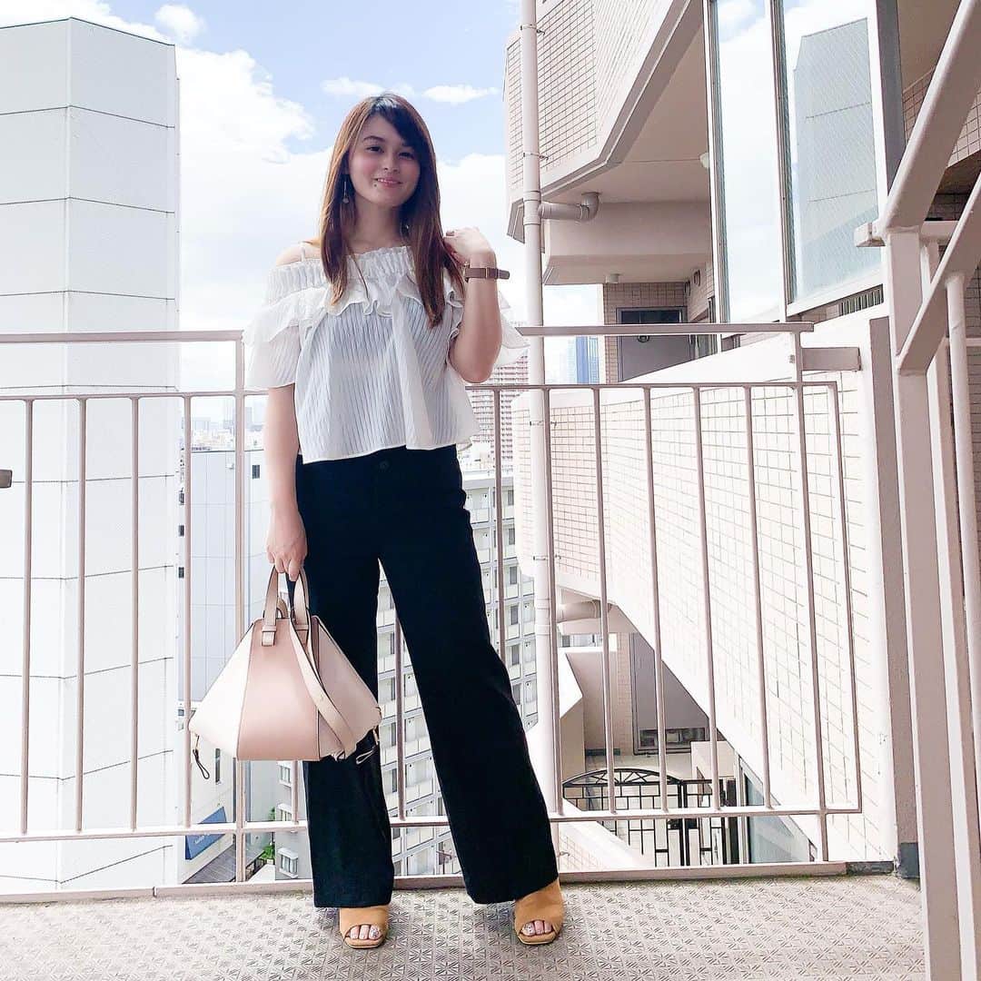 のインスタグラム：「自粛期間中にポチッとして良かった#snidel の#オフショルトップス 💓 ・ tops #snidel bottom #frayid shoes #lounie bag #loewe ・ そういえば、年齢も重ねてダイエットしてもちょっとずつ増える体重笑そのために着痩せする服探しをしてて、そんな人が周りにもきっといると思うから、これから#ぽっちゃりさん向けのコーディネート をあげます😂💓 ・ #ぽっちゃり 🐷さん向けコーデ❣️ オフショルは実は痩せて見える服✨首と鎖骨を出すことによって全体的にすっきりします😊ハイウエストのボトムは脚長と脚痩せに見えるのでオススメ❣️ ・・・ #instafashion #fashion #coordinate #instacoordinate #outfit #ootd #ファッション #コーディネート#ol #olコーデ  #ぽっちゃりコーデ #痩せて見えるコーデ #プレぽっちゃり#プレぽちゃ #細見えコーデ　#155cmコーデ」