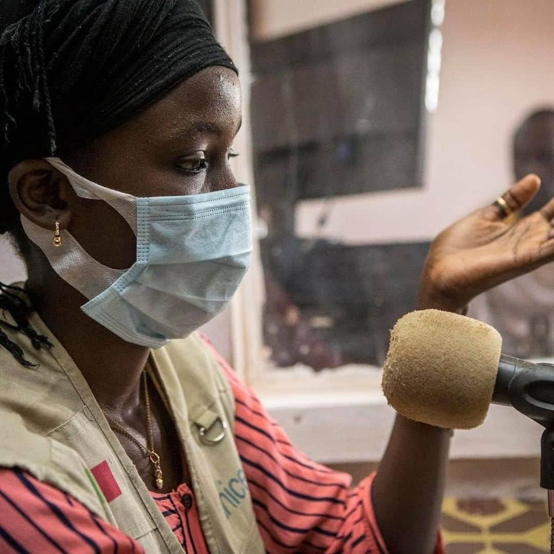 unicefさんのインスタグラム写真 - (unicefInstagram)「"It's important for children and young people to understand this illness because we're the future of this country." ⠀ ⠀ Fatoumata, a 15-year-old journalist, is helping slow the spread of #COVID19 through her community radio station in Mali. She's one of forty young people who've benefited from UNICEF-supported training in journalism, social media and child rights. The participants, more than half of them girls, now lead radio shows, write articles for newspapers and shoot videos for social media. ⠀ ⠀ With her new found skills, Fatoumata is determined to reach as many people as possible. "Every country counts on its youth. When youth tremble, the world crumbles." ⠀ ⠀ © UNICEF/UNI332877/Keïta © UNICEF/UNI332876/Keïta」6月17日 13時15分 - unicef