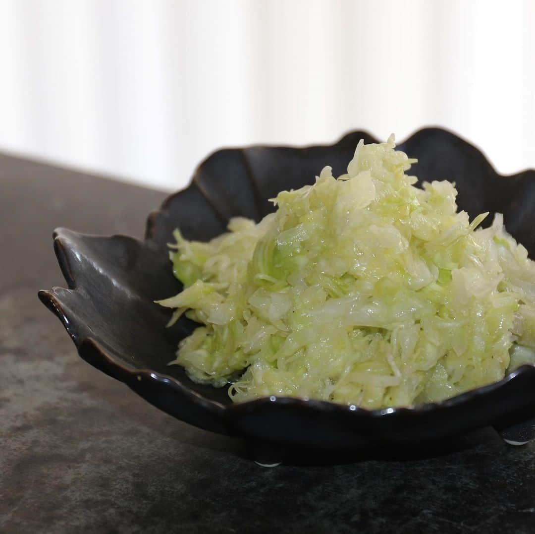 馬場裕之のインスタグラム：「シークワーサーキャベツ 『材料』 キャベツ1玉（1kg） 塩大さじ1（少し減らしても大丈夫です） シークワーサー大さじ2 オリーブオイル大さじ1 黒胡椒適量 ①キャベツを千切りにします。スライサーを使いましたが、包丁で切っても大丈夫です。 ②千切りにしたキャベツに塩を入れよく揉み込みます。写真6枚目くらいまでくたっとさせて下さい。 ③水分を残したまま、シークワーサー、オリーブオイル、黒胡椒を入れてよく混ぜて冷やしたら食べ頃です。 水気は絞らず水分とともにジューシーな感じで食べてみて下さい。 ご飯の箸休めや、少し食べすぎた時のダイエットメニューとして、間食にちょこちょこ食べるのオススメです。 #おうち時間  #おうちごはん  #吉本自宅劇場  #馬場ごはん」
