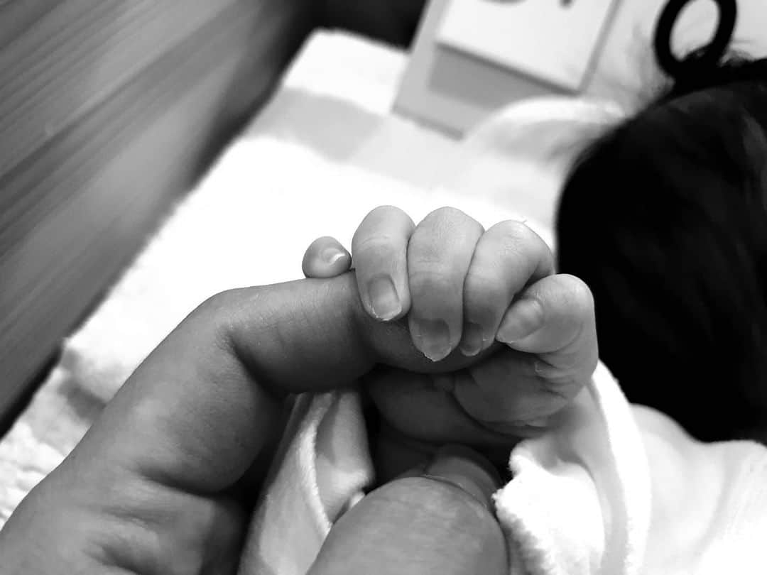 ソ・ヒョリムさんのインスタグラム写真 - (ソ・ヒョリムInstagram)「내 손 꼭잡은 너... 말로는 표현할 수 없는 가슴벅찬 요즘. 엄마가 되었습니다. #mydaughter」6月17日 13時14分 - hyorim0106