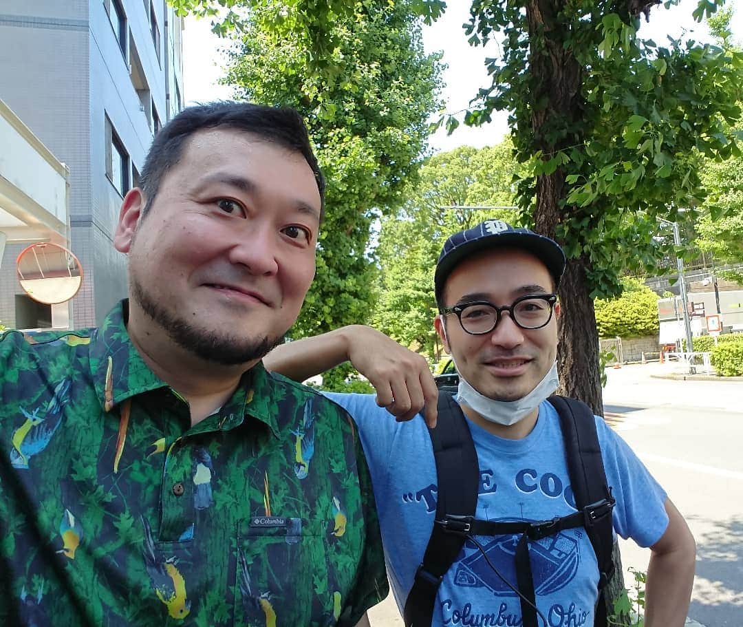 佐藤大さんのインスタグラム写真 - (佐藤大Instagram)「渋谷でかもめんたるの岩崎さんにバッタリ会いましたよ。いやー久しぶりに会えて嬉しかった。もともと怪しい人なんだけど久しぶりに会ったら目付きがヤバくなってた。なんか変な物でもやってるのかなぁ… #かもめんたるう大  #グランジ大 #NSC時の元コンビ #つゆくさ」6月17日 13時23分 - satodaidaidai