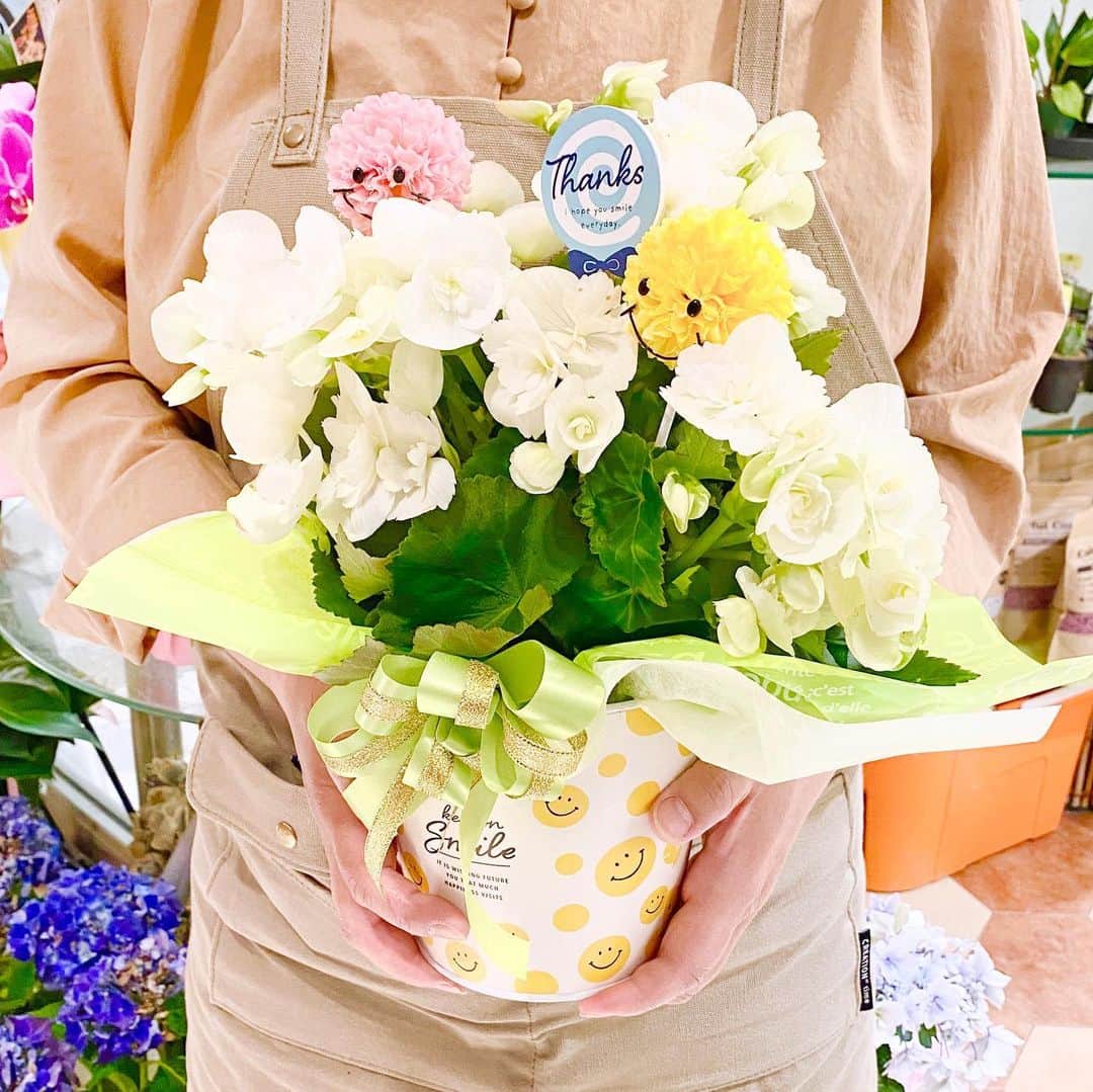 天王寺ミオさんのインスタグラム写真 - (天王寺ミオInstagram)「父の日に日頃の感謝を込めてお花のプレゼント！ . ブルーや黄色のお花など、父の日にぴったりなお花をご用意しております♪ 飾りつけも取り揃えておりますので、日頃の感謝を込めた素敵なお花をプレゼントしてみてはいかかでしょうか♪ 1,000円（税込）以上お買い上げいただいたお客様にはラッピング無料でさせていただいております。 . この機会にぜひお立ち寄りくださいませ。 . 商品の詳細は店舗へお電話ください。 ーーーーーーーーーーーーーーーーーーーーーーーーーー 天王寺ミオ プラザ館B1Fグリーンショップ とみもと TEL：06-6773-0969 ーーーーーーーーーーーーーーーーーーーーーーーーーー #とみもと#tomimoto #グリーンショップ  #greenshop#天王寺ミオ #tennojimio #天王寺mio #텐노지미오 #関西 #간사이 #osaka #오사카 #大阪 #tennoji #텐노지 #天王寺 #あべの  #お花#父の日#ラッピング#父の日プレゼント#ギフト#アレンジメントフラワー#花屋さん#花屋 #アレンジメント #プレゼント」6月17日 13時26分 - tennojimio_official