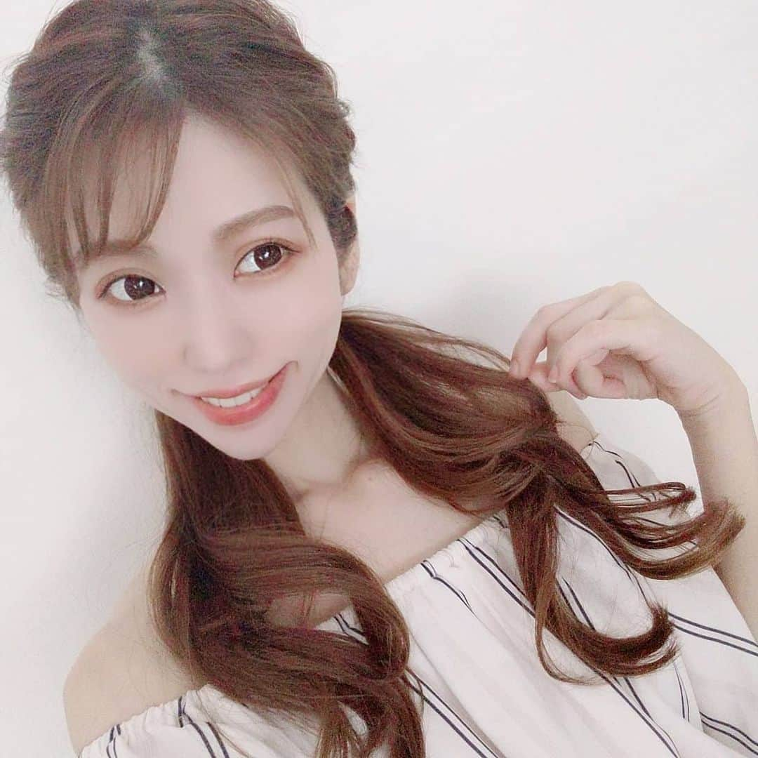 雨宮めるさんのインスタグラム写真 - (雨宮めるInstagram)「夏対応ヘアアレンジ☆ ①両サイド片編み込み。 ②三つ編み部分をクロスして残してあった髪(2つに分ける)と結ぶ。 ③くるりんぱ  #hairarrange #hairset #twintail #twintails #summerhair #upstyle #ヘアアレンジ #ツインテール #ツインテールアレンジ #大人ツインテール #三つ編みアレンジ #みつあみ #簡単ヘアアレンジ」6月17日 13時28分 - amamiya_melty