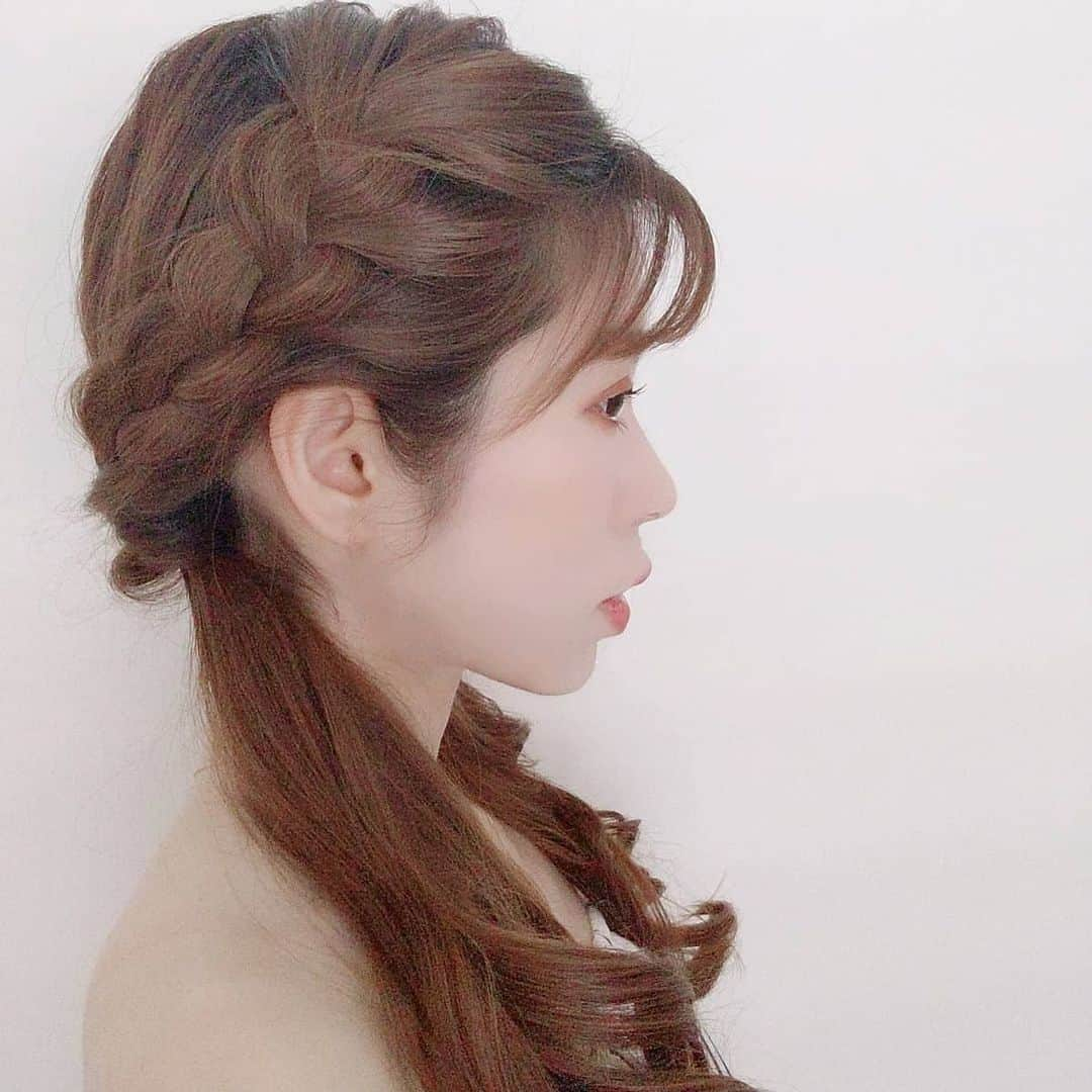 雨宮めるさんのインスタグラム写真 - (雨宮めるInstagram)「夏対応ヘアアレンジ☆ ①両サイド片編み込み。 ②三つ編み部分をクロスして残してあった髪(2つに分ける)と結ぶ。 ③くるりんぱ  #hairarrange #hairset #twintail #twintails #summerhair #upstyle #ヘアアレンジ #ツインテール #ツインテールアレンジ #大人ツインテール #三つ編みアレンジ #みつあみ #簡単ヘアアレンジ」6月17日 13時28分 - amamiya_melty