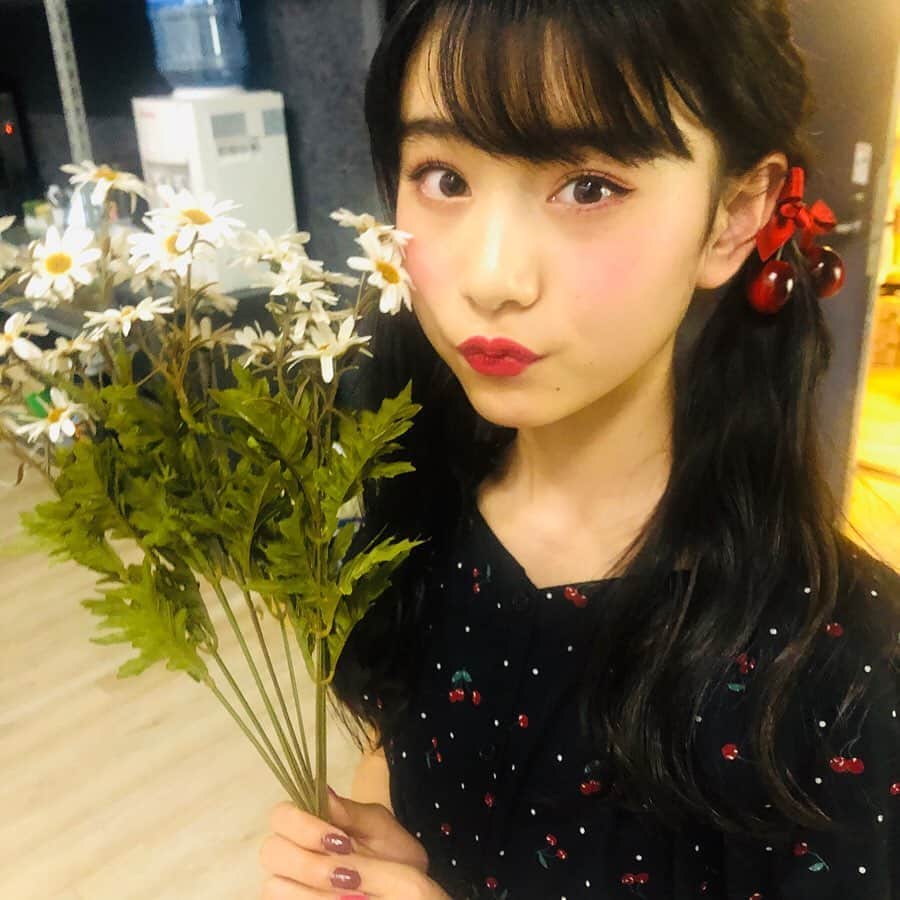 ニコ☆プチのインスタグラム：「お花とこんどぅー。🌼🍒 . . #近藤藍月」