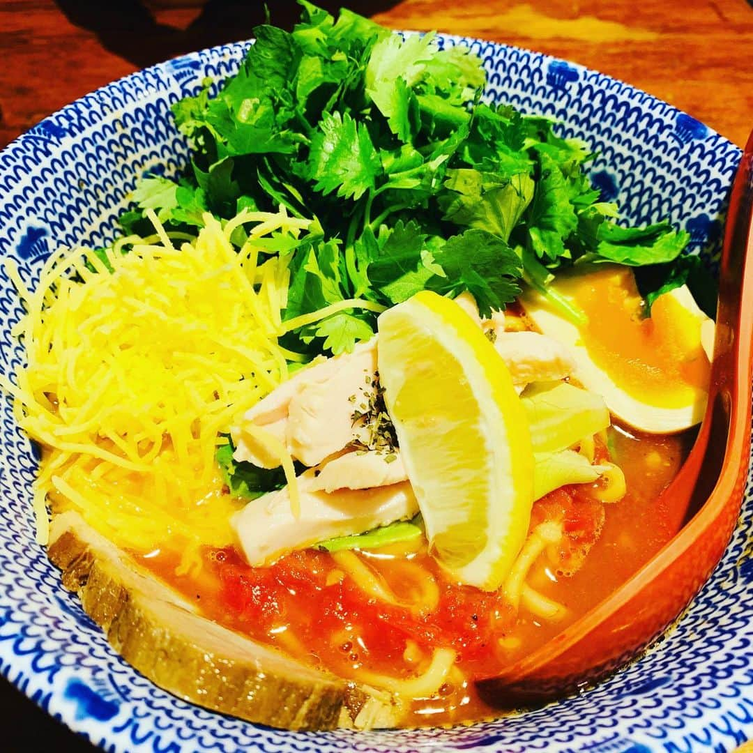 浜名ランチさんのインスタグラム写真 - (浜名ランチInstagram)「めちゃめちゃ美味しいトマトラーメン食べました！ サッと食べて行きたかったので最強に幸せで最強に美味しすぎた！ 最近引っ越して、コンロからIHに変わってまだフライパンが、届かないのでしばらく料理が出来ません（ ; ; ） 早く料理お届けできる日を楽しみにしています✨ もう少しお待ちを！ それまで美味しいご飯探します✨✨ #美味しいラーメン #トマトラーメン #パクチー大好き #チーズ大好き #トマト大好き #ハルカラ #浜名ランチ #フライパンが届かなくて料理できない #早く料理したい💕」6月17日 13時34分 - hamanaranch