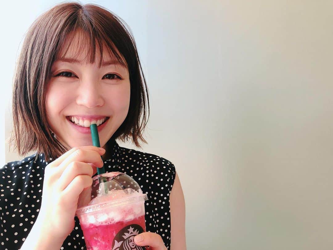 山本紗也加のインスタグラム：「_ わたしは シュワっといちご派🍓 _ #スタバ #シュワっと#ゴロッと #やっぱりいちごが好き #髪の毛切ったんだぁ🙋‍♀️ #さっぱり #美容院のあとにシュワっと #みんなはどっち派？」