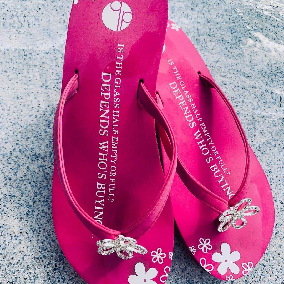 ガールトゥードアーズダウンのインスタグラム：「Perfect for summer 🌸 #trinidadcolorado #flipflops #flipflopseason #pinkflipflops #pinkflowers #diamondflip #diamondflipflop #summertime #colorado #sunnydays #smallbusinessowner」