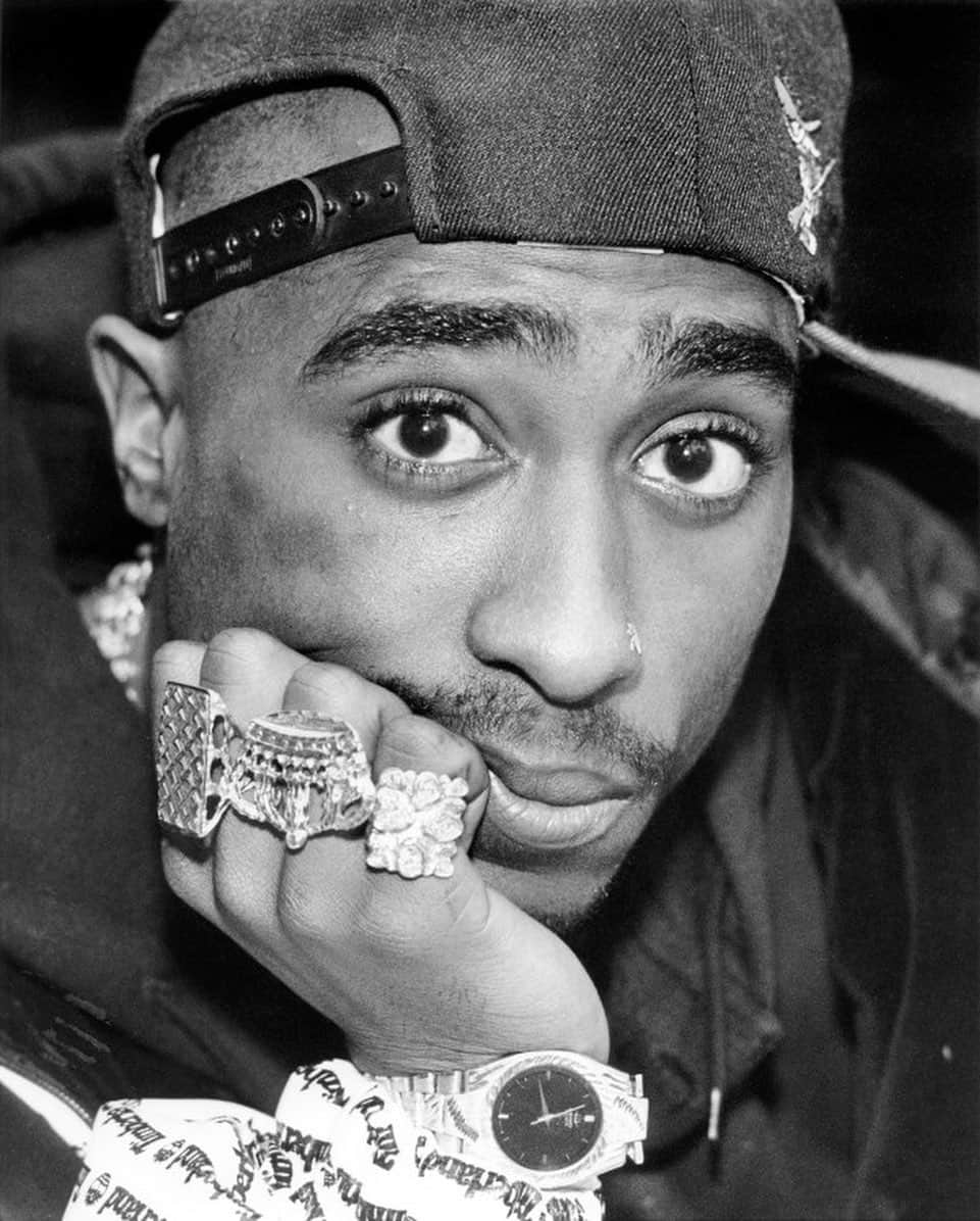 ケリー・ヒルソンのインスタグラム：「I keep wishing Tupac were here right now. I just wanna roll up & pick his brain about all this. These are the faces I imagine I’d see... 6/16/71. You came here with a great calling on your life. “I’m not saying I’m gonna change the world, but I guarantee that I will spark the brain that will change the world.” Your words. And you did that. Your spirit is in us now. 👑🖤」