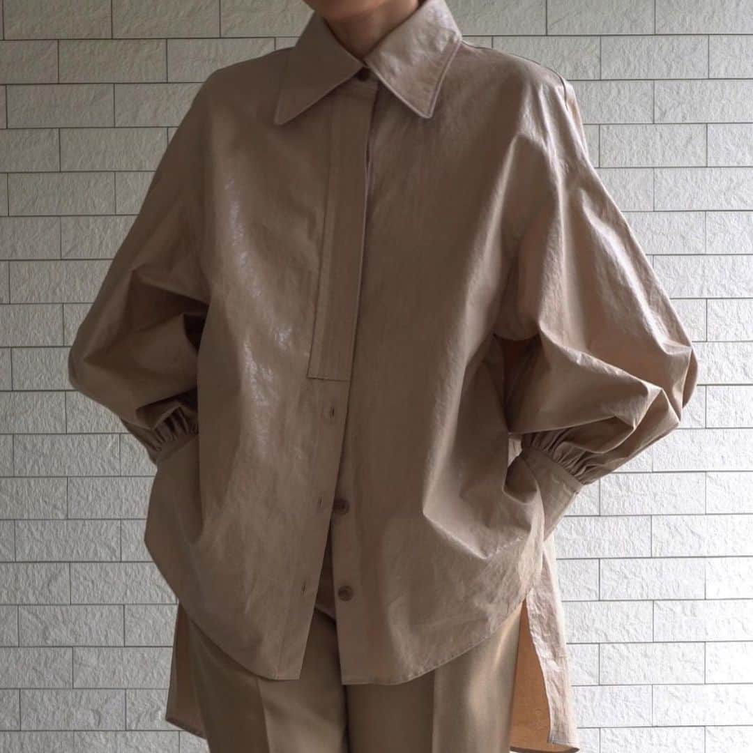 JUNNAのインスタグラム：「#2020ETRE_AW  今年のETRÉ TOKYO AWは ショルダーコンシャス💪  このハリ感ある艶素材に惚れて  綿生地にコーティングを施した生地は レザーのような風合いと ペーパーライクなタッチで今までに無い雰囲気。  デザイナーさんが1stサンプルを持って来た日から 可愛すぎて内勤チームみんなで絶賛 初めは2色展で進めていたんだけど 余りに可愛くて生地を選べず、結局3色展開に  #バルーンスリーブコーティングシャツ  スピーチレス。  シルエットで語る一枚。  ETRÉ TOKYO ONLINE STOREでは、 秋アイテムの先行予約会を開催いたします。 ・ ・ 開催期間  6/18(木)19:00 - 6/24(水)23:59 etretokyo #2020ETRE_AW #秋#秋コーデ #シャツ #秋服#トレンチコート #コート #秋冬コーデ #秋冬」