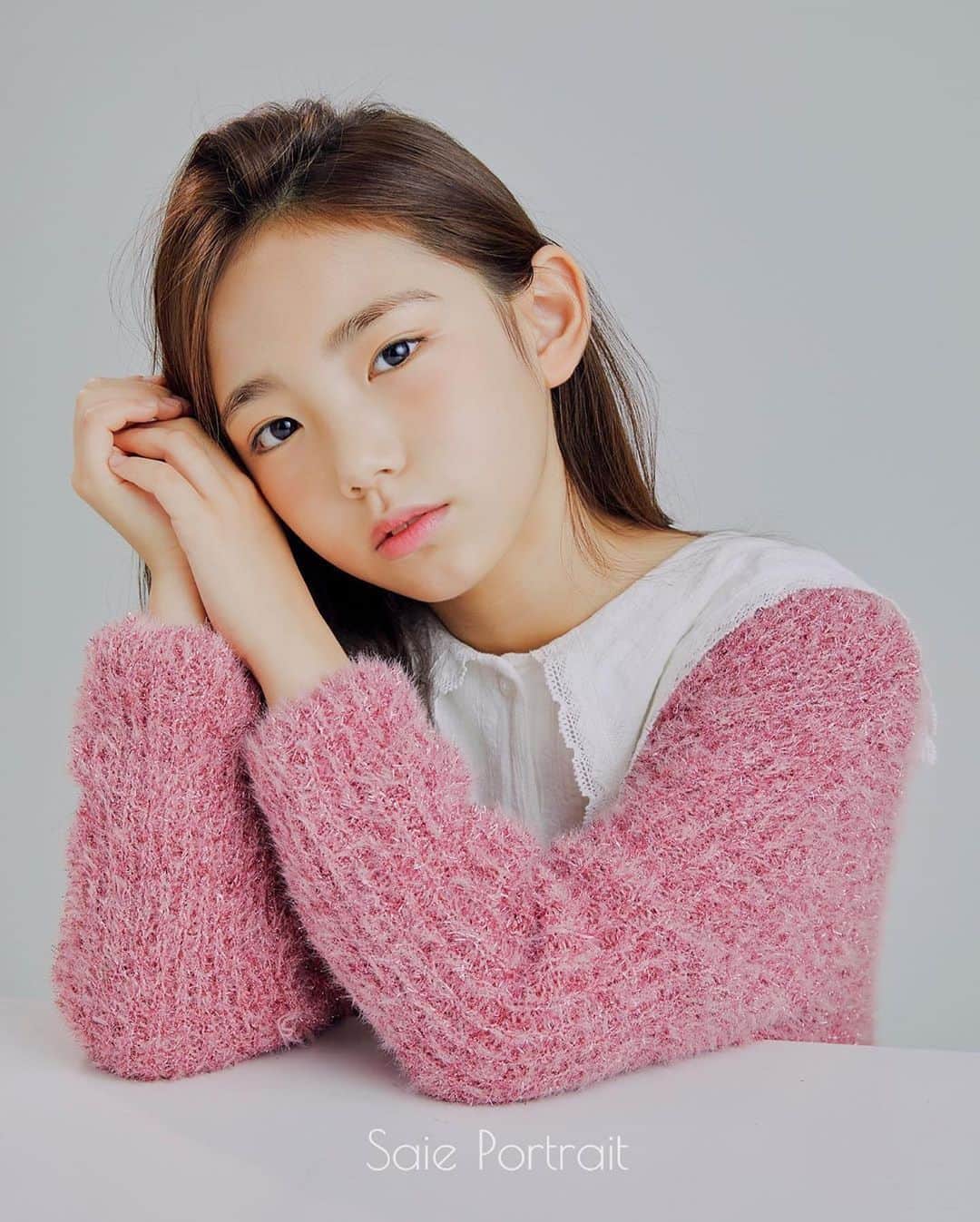 ウンチェのインスタグラム：「. 수니수니 ,  청순이 🙊 _ #청순 #터짐 ... Repost from @saiephotography  #  Saie  Basic PROFILE(2020) _ GIRL  #이은채 (2020)  오늘의예쁨,  오늘도예쁨,  #  귀엽게 립글로스 하나만  곱게 바르고,  마알간 얼굴 , 열살 은채 그대로,  #사이에프로필 #아역프로필  #키즈모델프로필 #아역배우프로필#아역모델프로필  #saieprofile  #saiephotography#portrait#saiestyle  #  가장 나답게,아름다운 순간,자연스러운 나,  #사이에사진관 #인물사진 #사이에베이직 #아역배우#아역프로필 #배우프로필 #키즈프로필 #키즈모델#아이돌#주니어프로필 #사이에#화보프로필#프로필촬영  #촬영문의dm #saieportrait  #포토그래퍼차리영 # #아이그대로 #너의특별한하루  ㅡㅡㅡㅡ」