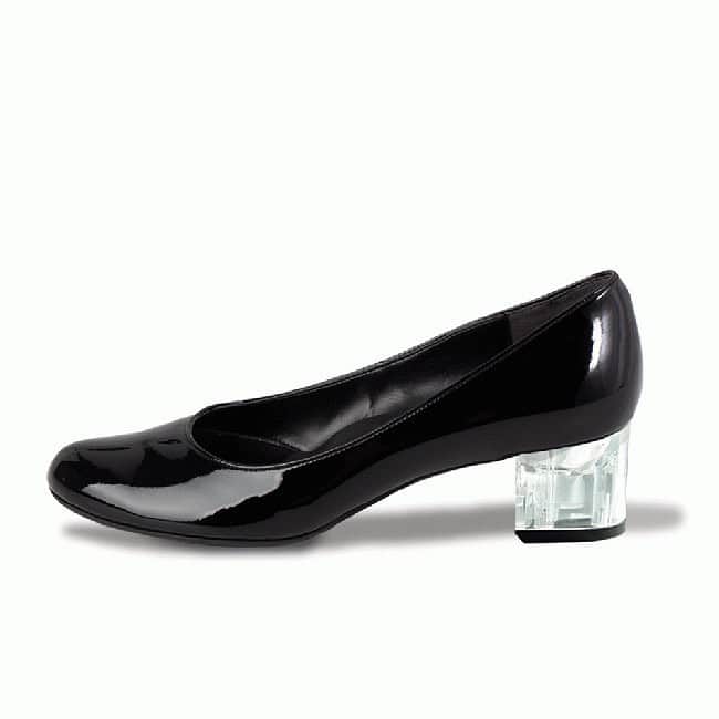 FAMZON (ファムゾン) さんのインスタグラム写真 - (FAMZON (ファムゾン) Instagram)「👠NEW ARRIVALS👠﻿ 4.5cmヒール対応ボディ﻿ CATHERINE（キャサリン）RITA（リタ）、﻿ 4.5cmヒール7種の単品発売を開始しました！﻿ ﻿ 【雨晴兼用<4.5cmヒール対応> RITA(リタ) Fake Patent Black】﻿ 艶が美しいアッパーのエナメルはPUレザー素材を使用。﻿ 靴底に水が沁みにくい特殊な加工をしている為、雨の日も気兼ねなく履くことができます。﻿ 上品で滑らかな光沢のあるパテントブラックは、パーティーなどのドレッシーなスタイリングにはもちろん、デニムなどのカジュアルにも合う、誰もが履きこなしやすい一足です。﻿ ※完全防水ではありません。﻿ ※ヒールに使用している素材は天然素材の為、色や柄に個体差があります。﻿ ﻿ 商品詳細はFAMZON公式オンラインストアをご覧ください💁‍♀️﻿ ━━━━━━━━━━━━━━━━━━━﻿ #famzon #ファムゾン #着せ替えヒール #靴 #ヒール﻿ ﻿」6月17日 14時03分 - famzon_official