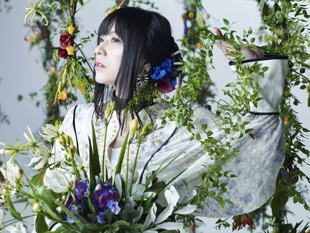 鈴華ゆう子さんのインスタグラム写真 - (鈴華ゆう子Instagram)「鈴華ゆう子ソロのアーティスト写真を更新しました。蕾に囲まれ、これから開花していきたい強い想いを表現しました。生花の素敵な香りに包まれ穏やかな気持ちの中撮影できました。 #鈴華ゆう子  #yukosuzuhana」6月17日 14時11分 - yuko.suzuhana