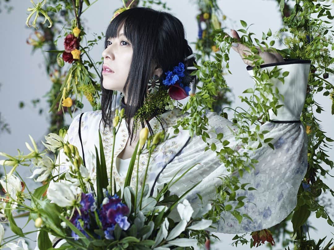 鈴華ゆう子のインスタグラム：「鈴華ゆう子ソロのアーティスト写真を更新しました。蕾に囲まれ、これから開花していきたい強い想いを表現しました。生花の素敵な香りに包まれ穏やかな気持ちの中撮影できました。 #鈴華ゆう子  #yukosuzuhana」