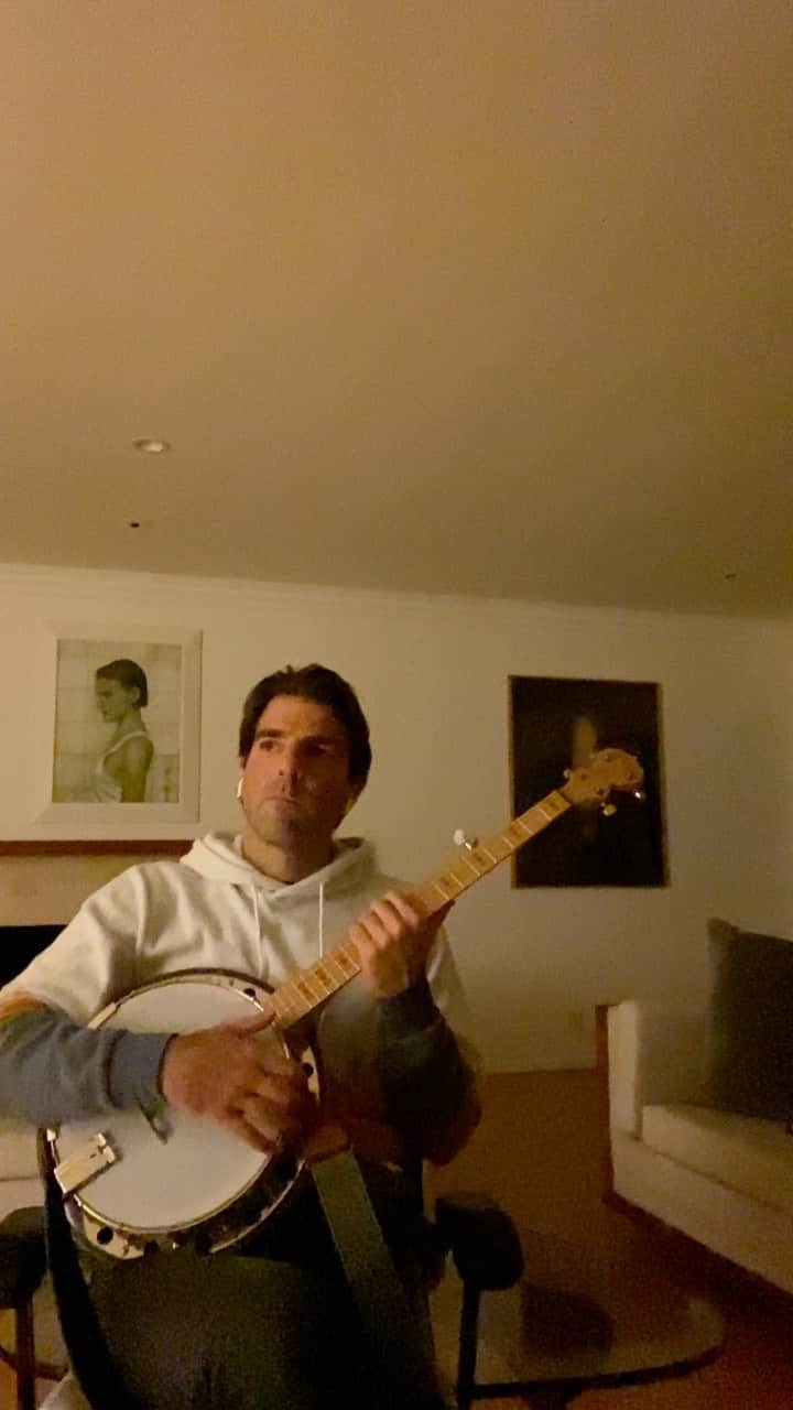 ザカリー・クイントのインスタグラム：「working on this song the last couple weeks has brought me a lot of comfort. maybe it’ll bring you just a little bit too...」