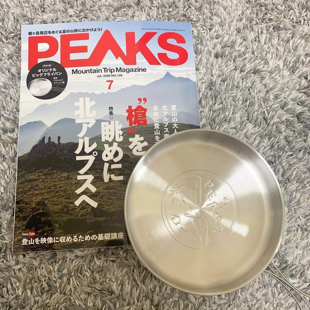 中村葵さんのインスタグラム写真 - (中村葵Instagram)「・ ・ PEAKS買った(^^) ステンレス製のオリジナルフライパンが可愛すぎて🍳 ・ 内容も大好きな槍ヶ岳！！ かっこいいなー！ ・ 山行きたいねぇー！！ ・ ・ #PEAKS #peaksオリジナルビッグフライパン #山登り #登山 #山登り好きな人と繋がりたい」6月17日 14時31分 - aoinakamura123