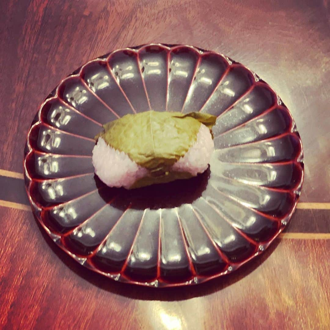 和央ようかさんのインスタグラム写真 - (和央ようかInstagram)「Handmade Sakuramochi😊( Japanese confectionery 😊) Yammy 😆  手作りの桜餅🌸道明寺餅(関西風)を頂きました、、 優しくおいしい😆温かい気持ちになりました🙏  #takakonystylin🍎 #nylife #lifestyle #nyc🍎#japaneseconfectionery #sakuramochi #桜餅#yokawao #和央ようか」6月17日 14時52分 - yokawao0215