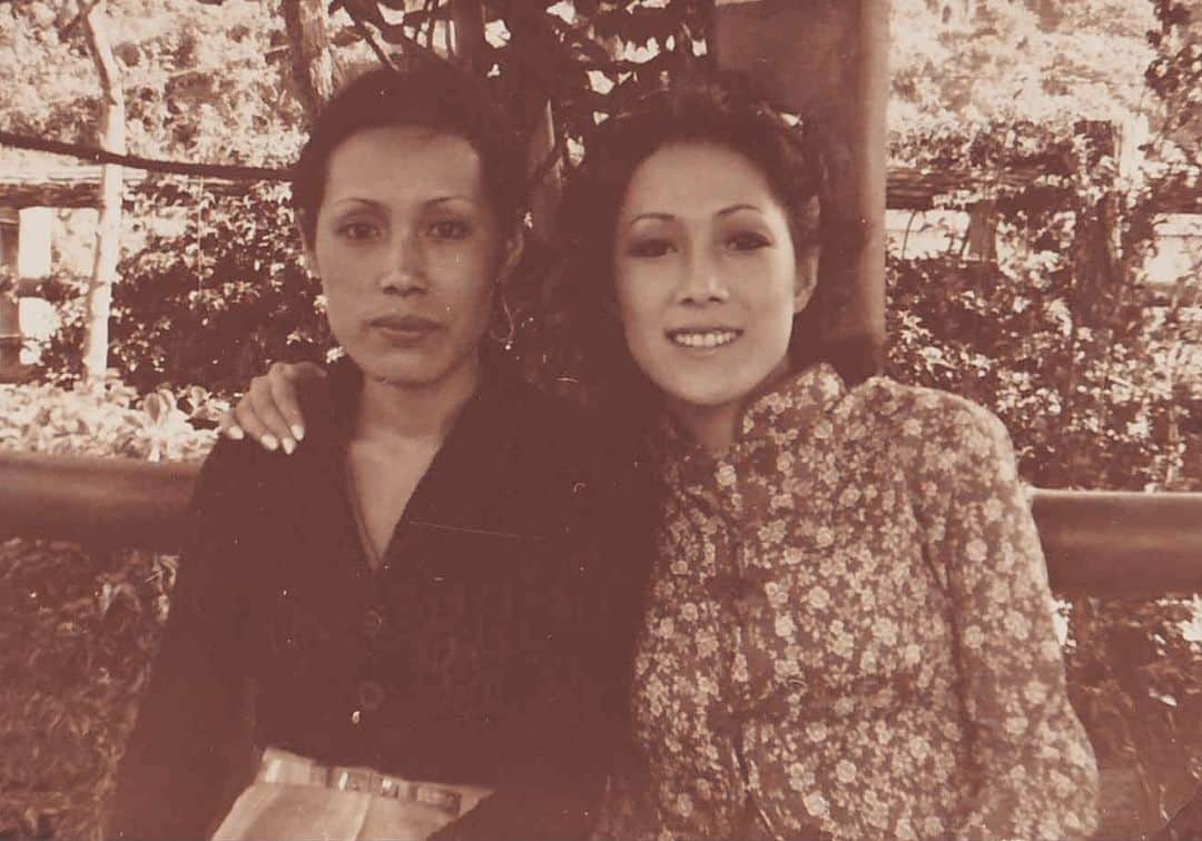 JAMOSAさんのインスタグラム写真 - (JAMOSAInstagram)「My Mom on the right side with her Sister🤍🖤How Beautiful are they🥰They’re 💯 % Atayal Tribe of Taiwan Indigenous Aborigine 🌍 They’re Austronesian People which Scholars believe they migrated from Taiwan to the Philippines, Pacific Islands and all the way to Madagascar. 右がママ、左はママのお姉ちゃん🌟 #atayal #taiwan #austronesian  #polynesian #formosa」6月17日 14時51分 - jamosa148