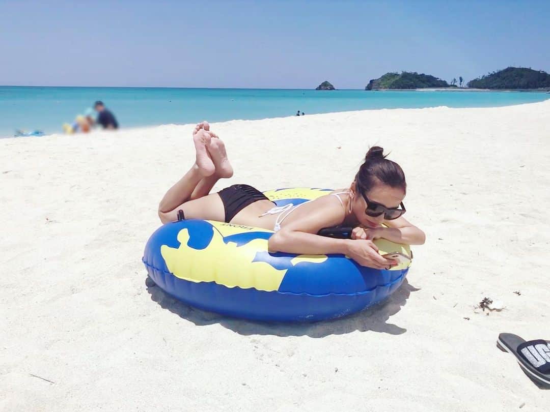 本多末奈さんのインスタグラム写真 - (本多末奈Instagram)「去年の今頃だぁ〜。 海行きたい〜🏖 太陽の下と海の側でゴロゴロしたい。 #june #okinawatrip #6月 #2019の夏 #海行きたい #太陽の下でゴロゴロしたい #沖縄旅行 #焼きたくないけど海が好き #手の血管がやばいね笑」6月17日 14時51分 - honda_mana