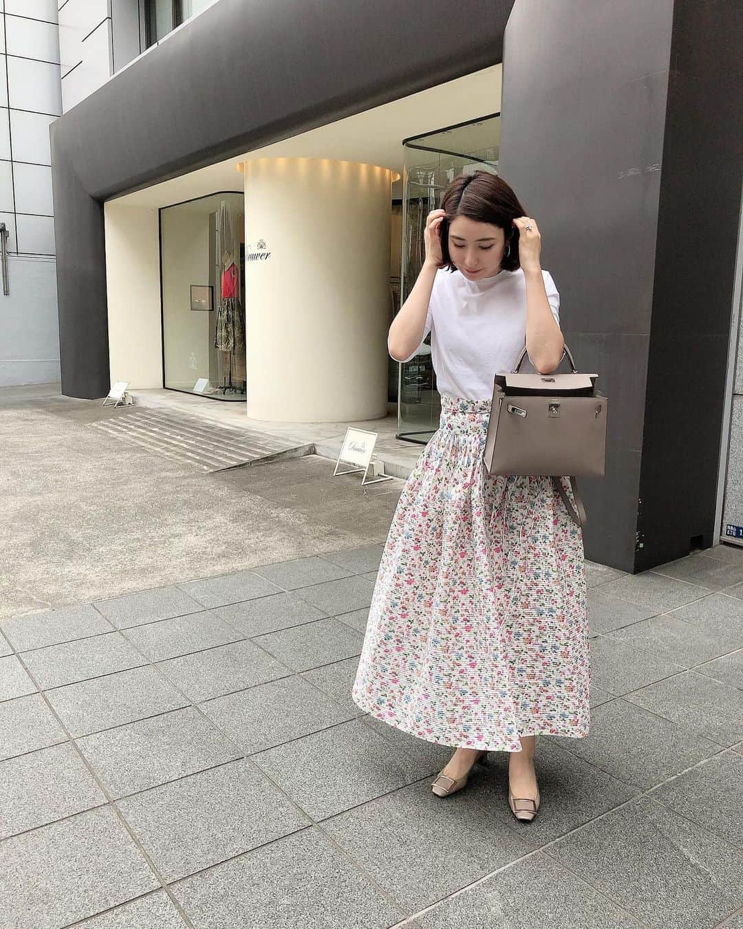 髙田麻紀子のインスタグラム：「❤︎ . ノスタルジアとのコラボの打ち合わせでした🤎 . トップス#seatokyo  スカート#horrorvacui  パンプス#rogervivier  バッグ#HERMES . #instalike #instagram #instagood #fashion #ootd #outfit #cordinate」