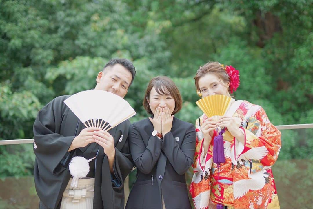 KOTOWA京都八坂さんのインスタグラム写真 - (KOTOWA京都八坂Instagram)「#kotowawedding﻿ ﻿ 担当プランナーとの1ショット﻿ ﻿ スマイルが結んだ後おふたりと撮るお写真は﻿ プランナーにとって宝物の1枚です﻿ ﻿ #KOTOWA#京都#八坂#八坂神社﻿ #おうち時間#プレ花嫁#式場見学#marry花嫁﻿ #wedding#ウェディング#結婚式﻿ #結婚式場#披露宴#披露宴準備#婚約﻿ #ブライダルフェア#フェア﻿ #ゲストハウス#関西花嫁#京都花嫁#京都婚﻿ #日本中の花嫁さんと繋がりたい ﻿ #自然﻿ #プランナー#担当プランナー#素敵写真 ﻿ ﻿ ---------------------------------﻿ ﻿ ◆フェアのご予約はInstagramのトップからチェック✔︎ @kotowakyotoyasaka﻿ ﻿ ---------------------------------﻿」6月17日 15時00分 - kotowakyotoyasaka