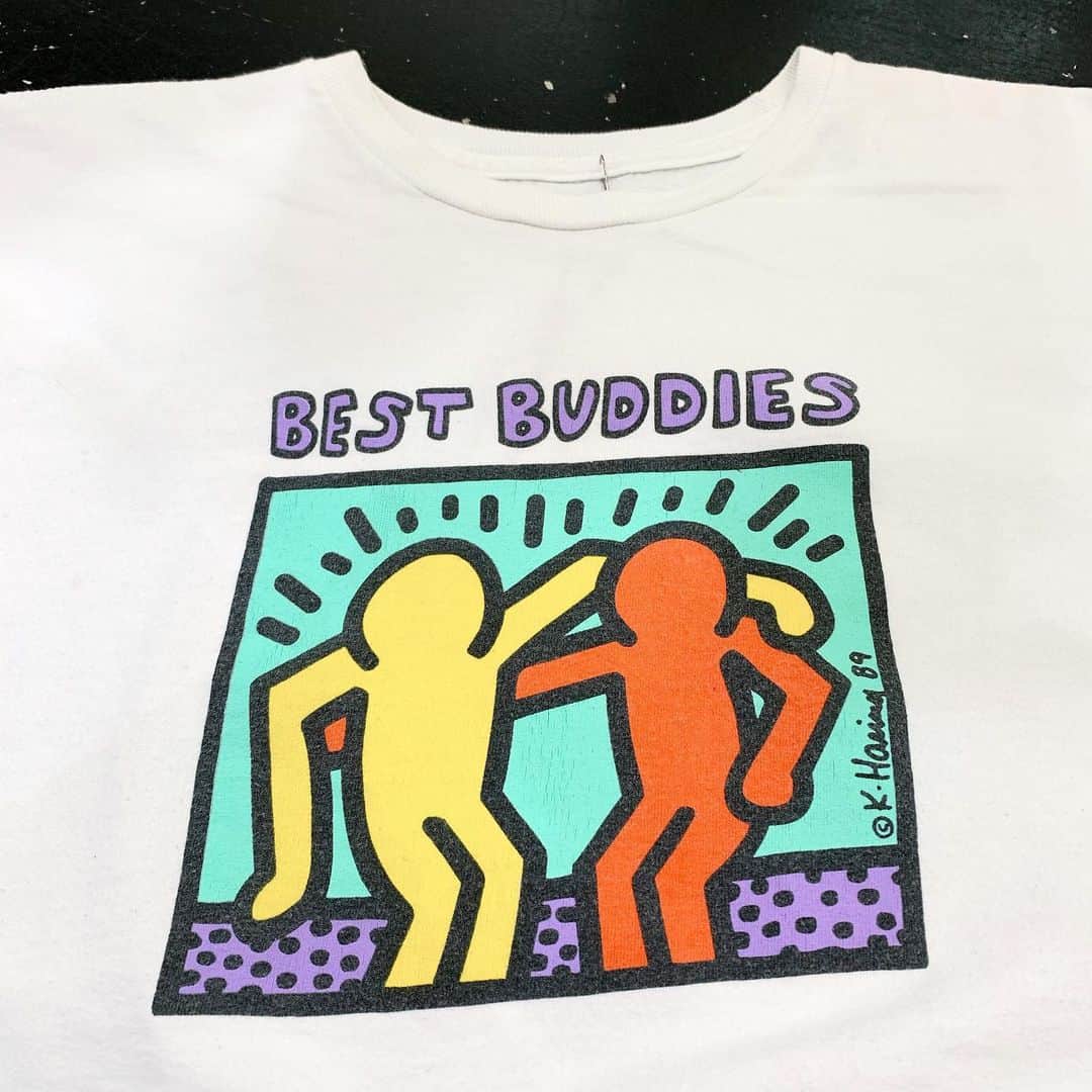 ジャムルさんのインスタグラム写真 - (ジャムルInstagram)「Keith Haring「BEST BUDDIES」¥3900+tax .  世界中にコレクターが存在するほど、アートを身近な物にした ストリートアート、ポップアートの先駆者と言える、キースヘリング。  こちらはキースのTシャツの中でもお馴染みのデザイン。 古い物ではありませんが色使い等も含め可愛い1枚です。 .  WEB SHOPに入荷しております。 是非ご覧ください。 jammru.com  #お問い合わせはお電話で承ります #jammru#keithharing  #osaka  #fashion  #streetstyle  #streetfashion  #vtg  #vintage  #used  #usedclothing  #古着 #古着屋 #ファッション #70s #80s #90s #ご来店の際はマスクの着用をお願い致します」6月17日 15時00分 - jammru