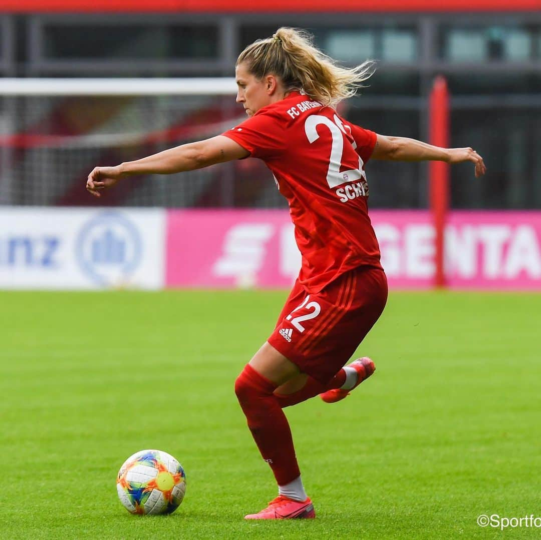 Verena Faisstさんのインスタグラム写真 - (Verena FaisstInstagram)「1.FCK - FCB ✊🏼 Packmas ❤️ Und nein, ich habe mir bei dieser etwas gewagten Bewegung nicht wehgetan 🤸🏼‍♀️🙉 #gameday #losgehts #itsallgood #packmas #englischewoche #fcbfrauen #huts」6月17日 14時53分 - vereni2205