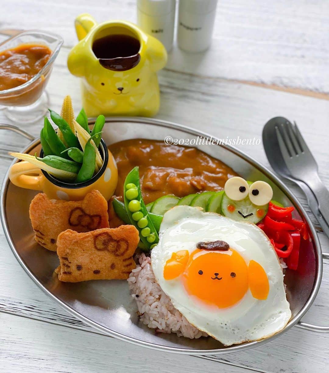 Little Miss Bento・Shirley シャリーさんのインスタグラム写真 - (Little Miss Bento・Shirley シャリーInstagram)「Japanese curry lunch! A little late today cause I wanted to sleep in a little. How many Sanrio characters can you spot?  #littlemissbento #foodart #foodartist #edibleart #cutefood #kawaiifood #キャラ弁 #可愛い弁当 #キャラたまご#sanrio #pompompurin #japanesecurry #カレーライス #サンリオ #ポムポムプリン #カレー」6月17日 14時55分 - littlemissbento