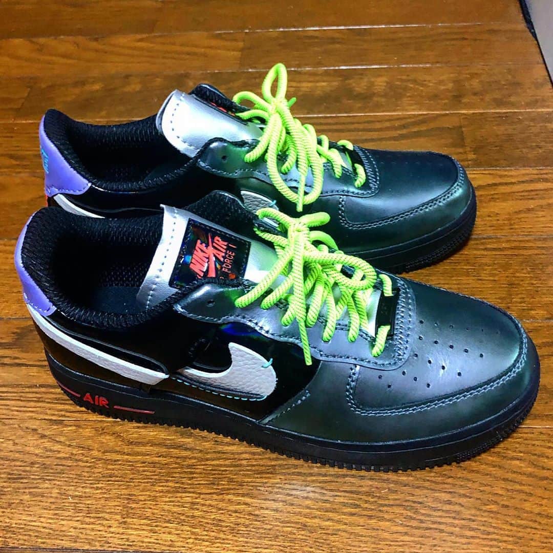 石山大輔のインスタグラム：「お久しぶりのスニーカー投稿です。  私自身がスニーカー自粛中の身でございます。　スニーカー謹慎とでもいいましょうか。。 昔から定番であるNIKEエアフォース1 の再構築モデルです。確かに、もう一度組み立てた感のあるスニーカー。  BATMAN のjokerモデルと言われているモデルらしいですが。 リメイク好きな僕はこういった再構築ものに目がないのです。  スニーカーでいうと、 『VANSミドルカット　再構築』でも検索してみて下さい。　何となくこのようなモデルがあるのだなぁーと思って頂ければ。　メジャーなモデルのパーツを継ぎ接ぎしたり、あの部分をかかとにコンバートしてるやん！？　みたいなビックリが詰まったのが再構築モデルです。  そして、このスニーカーは見た目のイカつさに似合わずWOMENSモデルなのです。 だから、1サイズアップしないといけないモデルですね、NIKEコルテッツと同じような感じです。  たまにDMで僕のスニーカーを見て下さい。こんなスニーカーGETしました！とメッセージをくれる方々もいます。大変、嬉しい。コメントもちゃんと返す！  RGさんやアントニーまで箱ごと積んでスニーカーを集めるほどは出来ないけれど、靴は歩かせて頂いてるのでいつも大事に綺麗に履いています。  誰の需要に合ってるのかは分からないが、とりあえず自己満の更新です。  しかし、NOダンソン靴。  紐の緑がチカチカしてすぐ獲物にバレるわ！　ほんで、エアフォース1は歩いてるとつま先の曲がるとこがすぐシワになるのよ。　これ履いてダンソン何回もやってたら足先はシワシワなのよ。  カッコいいけど、残念！！ #スニーカー #NIKE #エアフォース1  #再構築  #BATMAN #joker #NOダンソン靴 #バンビーノ #芸人」