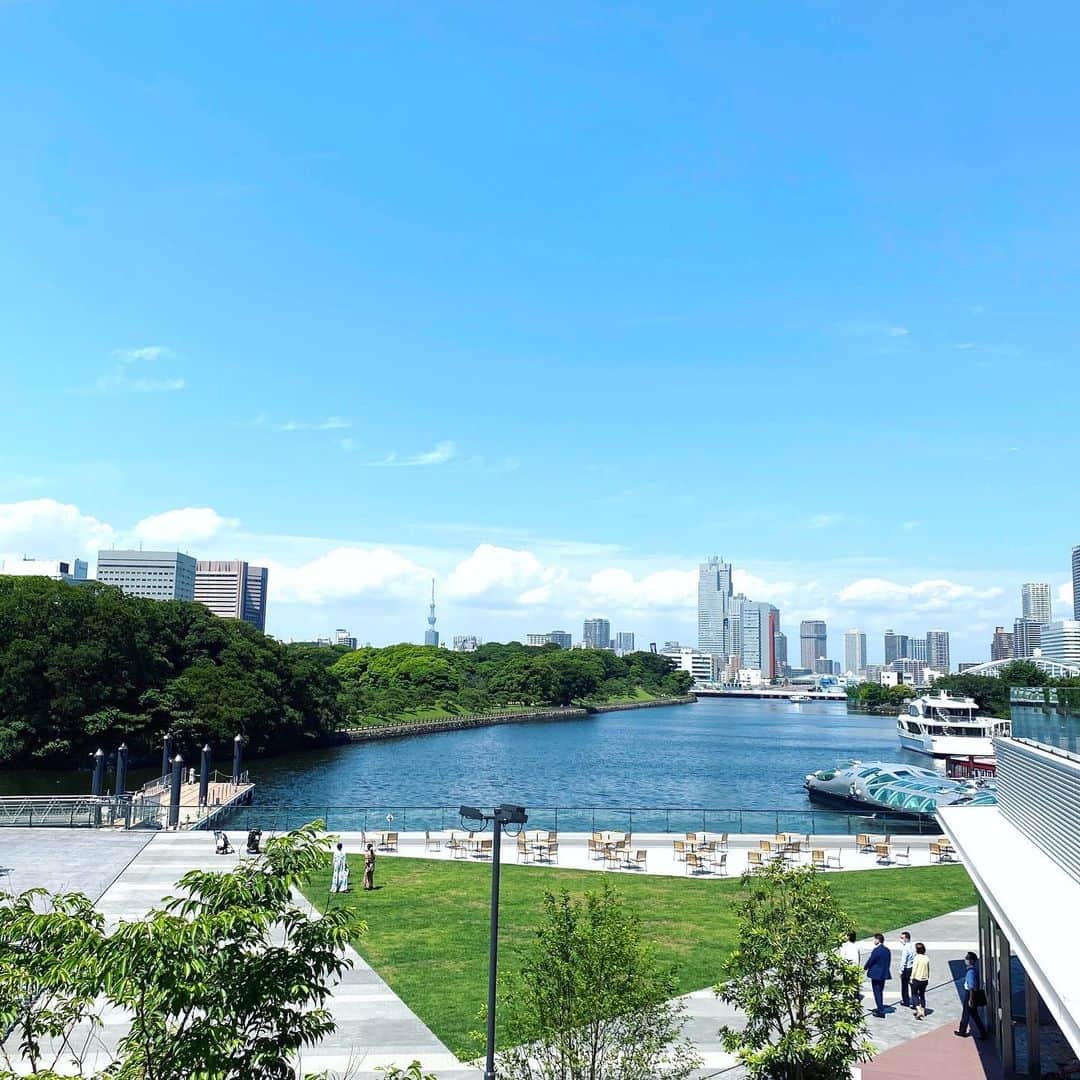 のインスタグラム：「アトレ竹芝がopen♪浜松町から徒歩6分🐾 "駅ソトアトレ"なんだそう🤣 劇団四季劇場・春夏とアトレが入ったウォーターズ竹芝。  劇場・シアターを含めた文化・芸術が核にお酒を飲みながら楽しめるお店🍻  でも何より😍😍だったのはその景色✨  船着き場があったり、浜離宮庭園が斜め前に見えたり、 ゆりかもめもすぐ横。さらにスカイツリーまで‼︎ ビルと重なってキャンドルみたいなスカイツリー🕯  今日は1期OPEN。 2期は8月-9月に順次OPENとのこと。 先日のHI_NODEも合わせてこれから注目を浴びるスポットになりそう♡  わからないって、好奇心。 このフレーズ好き。 だからいつだってワクワクしてる #😍 @runplus #aday」