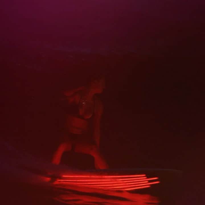 レイキー・ピーターソンのインスタグラム：「One of the coolest experience I’ve ever had surfing... In the dark, with light up surfboards. This was one for the books! My friend  @bethanyhamilton was filming for her movie @unstoppablethefilm at the time and this is a little bonus section for you all. check out the full edit of us night surfing @unstoppablethefilm as well as her movie.  Music- @odesza  Video- @lieberfilms @noah_alani」