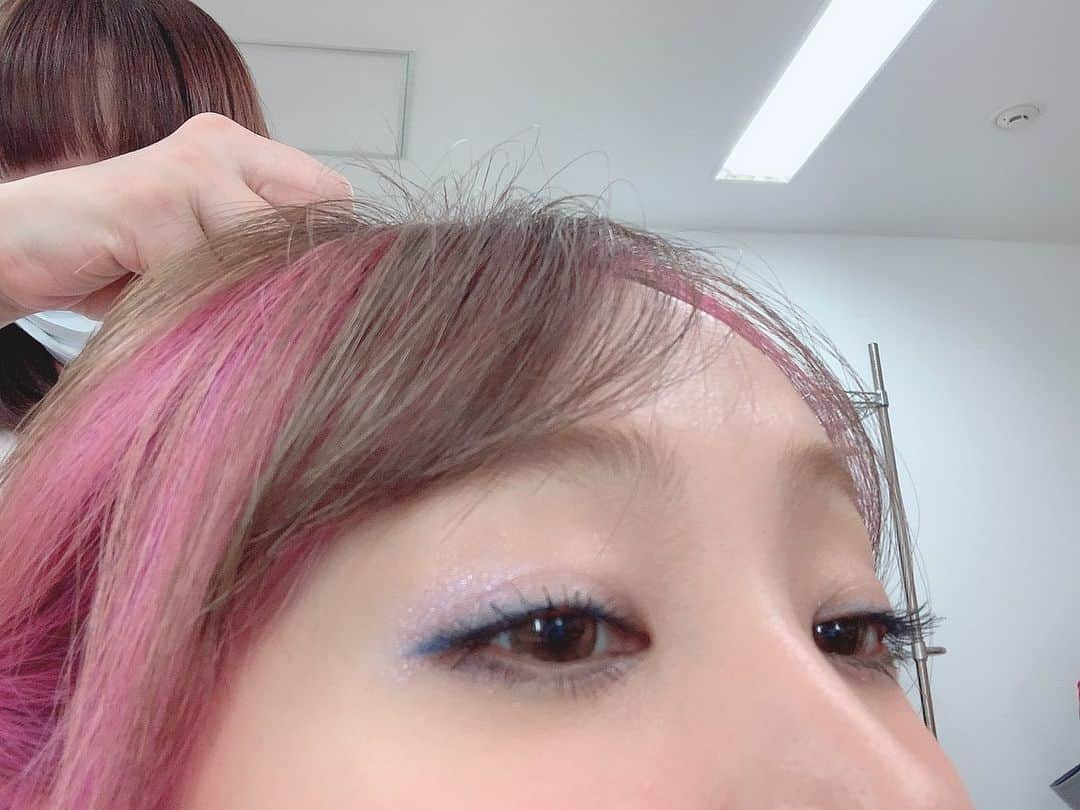 LiSAさんのインスタグラム写真 - (LiSAInstagram)「ブルーとパープルな目元💙💜 #たばたばメイク　#RMK #MAC @tabatabamake」6月17日 15時24分 - xlisa_olivex