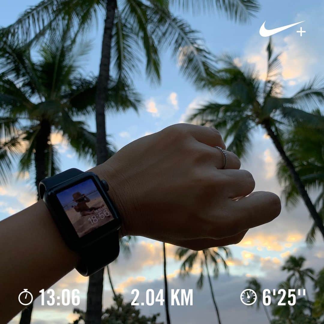 間瀬ゆきのインスタグラム：「今日はゆるゆるバギーラン  ちょっと体調悪かったんだけど 昨日 #applewatch を買ったので 嬉しくて無理してランに出かけてみた！  まだ全然使いこなせない🥺 2.5km走ったんだけど 途中で間違えて終了にしちゃって 2つに分かれてしまった😛  ちなみにケチって安い3の方を買いました👻  そういえば、 バギーランについて 何か暑さ対策をしてますか？と質問いただいたのですが、 暑さ対策はしてなくて 暑くない時にしか走りません🙅  私はバギーランは夕方か早朝しかしません。  ハワイに来たことがある方ならわかると思うのですが ハワイは日が直接当たらない日陰や 夕方とか早朝の日差しが強くない時は涼しいんです。  それでも日中は日陰を探して走るのも大変なので 子供への負担も考えて走りません。  夕方や早朝は 日本の夏みたいに蒸し蒸しした暑さがなく 風がふいて涼しいので 私はバギーランしてますが 日本では夏は難しいのではないかと思います😔  お力になれずごめんなさい🙇  あと、ランニングは週に何回してますか？ という質問のメッセージもいただいたのですが 適当です👻  走った時はインスタに投稿してるので、 参考にしてください❤  #run #running #ランニング #復帰ラン #産後復帰ラン #バギーラン #buggyrunning #runningstroller #thule #産後ダイエット #ダイエット #ハワイ子育て #ハワイ育児 #ハワイ出産 #ハワイ移住 #子連れハワイ #生後10ヶ月 #2019年8月生まれ #8月生まれ #男の子ママ #新米ママ #新米ママと繋がりたい #育児記録 #hawaii #ハワイ #ハワイ旅行 #hawaiilife #luckywelivehawaii #maseyukihawaii」
