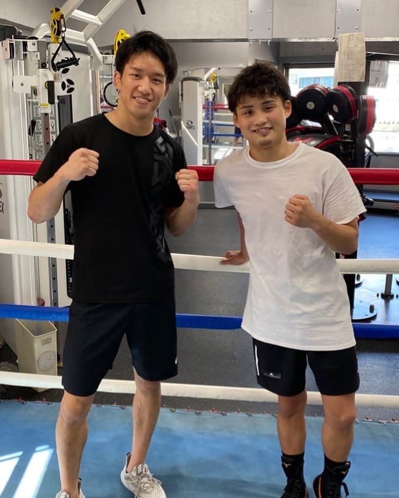 京口紘人のインスタグラム：「. . . 今日は朝倉海選手とコラボしてきました✨ . . @kai_asakura_ . . . めちゃくちゃ楽しかったなー笑 . . それにしても朝倉の血はやべぇぞ。。。笑 . . 皆さんお楽しみに🔥 . . 朝倉海選手ありがとうございましたー！ . . #京口紘人 #hirotokyoguchi  #朝倉海 #kaiasakura #boxing #mma #rizin」
