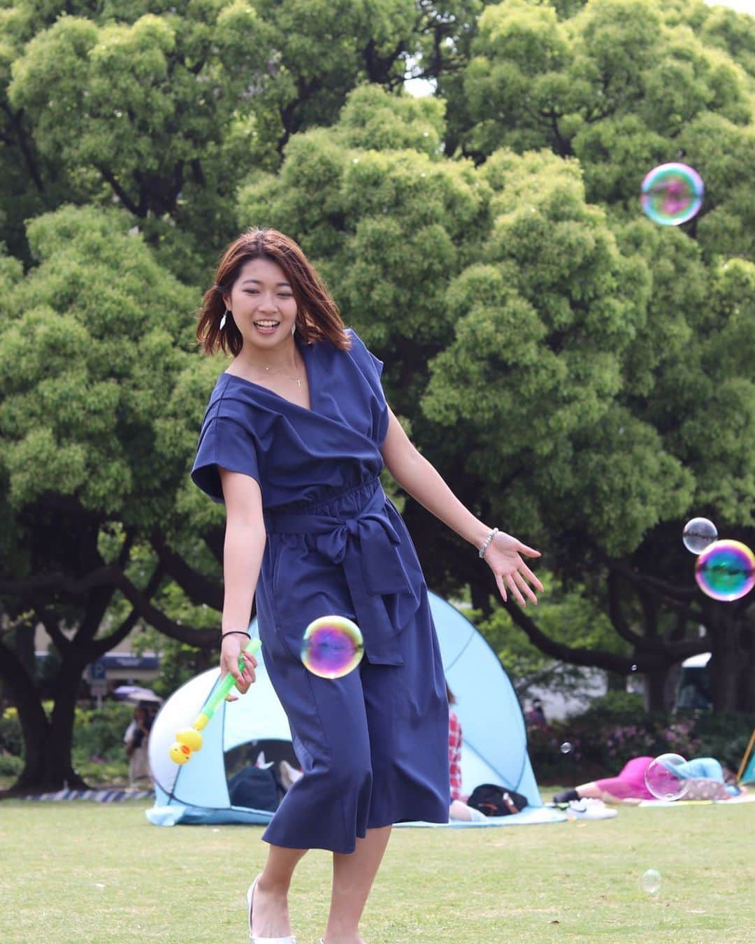 のインスタグラム：「. 去年の写真だけど 公園で思いっきり走って シャボン玉飛ばして シャボン玉追いかけるのはいいよね？ #ソーシャルディスタンス」
