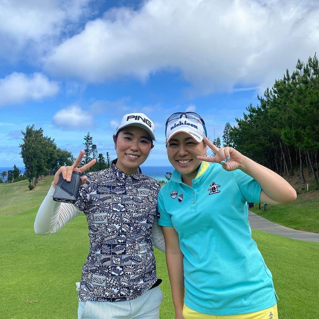 比嘉真美子さんのインスタグラム写真 - (比嘉真美子Instagram)「今日はみかねぇとラウンド！⛳️ いつも凄く楽しい😂 ありがとうございました❤️ 沖縄は今日も凄く綺麗な海と空でした🤟🏻 #狩俣昇平 #宮里美香 #大宜見賢人 #最強ペアで勝ちました💪🏻」6月17日 15時59分 - mamiko_higa_official