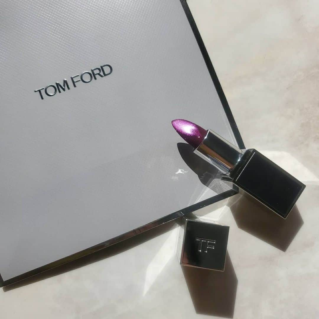 のインスタグラム：「購入『TOM FORD BEAUTY　リップ スパーク　12コントロール』  日本に上陸したときからこの✨キランキラン✨のシリーズが欲しくて、だけど何色を買うべきかずっと悩んでいて…… 高島屋限定色の12番がオンラインで復活していたので、思わずポチったこちら。  海外の方やすでに購入している方のスウォッチを見る限り「なかなか激しい色だな🤔」「使えるかな🤔」と思っていたけれど、塗ったら私好みのピンクパープルに発色‼  これなら毎日使えそう😍  本物見ずにオンラインで買うようになったここ数ヶ月。挑戦色を買わずにパーソナルカラーに従っているせいか、まだ一個もミスってないぞ。  そして、お気付きのように私は口紅が好き。 マスク生活なのにこんなに買ってどうすんだ😂  #tomfordbeauty #lipspark#12control#tomfordextreme #トムフォードビューティ#リップスパーク#12コントロール#口紅#ルージュ#美波コスメ#makeup#cosmetic#beauty」