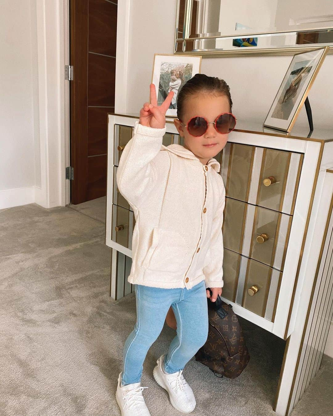 サム・フェアーズさんのインスタグラム写真 - (サム・フェアーズInstagram)「This is her casual look 😎✌️ followed by relaxed home vibes 😆 Rosie changes 3/4 times a day, this is not an exaggeration 😅 shes always rummaging about in her wardrobe 😂😘」6月17日 16時06分 - samanthafaiers