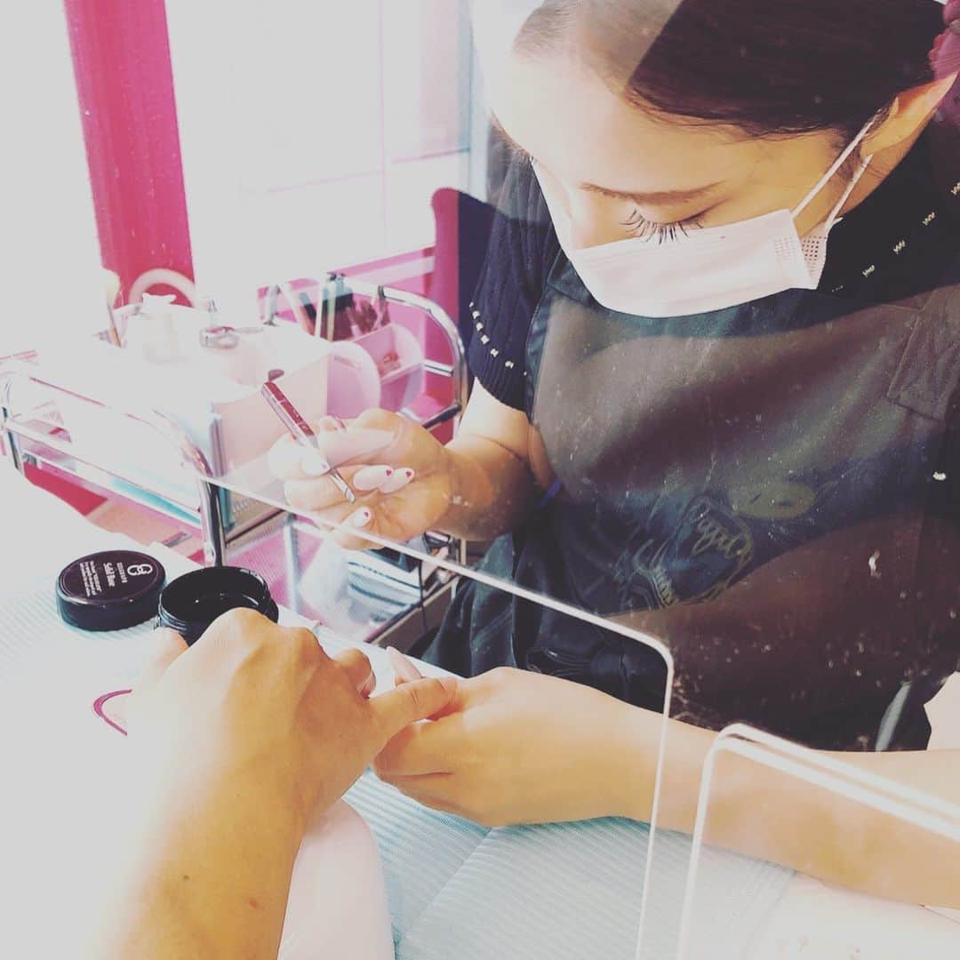 安村幸子さんのインスタグラム写真 - (安村幸子Instagram)「久しぶりのnailにテンションあがります💅  久しぶりの ＠menail ♡ 久しぶりの都会😹  短い滞在時間だったけど めっちゃリフレッシュしてきた気分♫  やりたいデザインがいっぱいありすぎて選ぶのに時間かかったけど ネイリスト @nail723n が上手くまとめてくれた😍  いつもありがとう❤️ #menail #nail #ちぐはぐネイル #アシメネイル」6月17日 16時12分 - sachiko.y.523