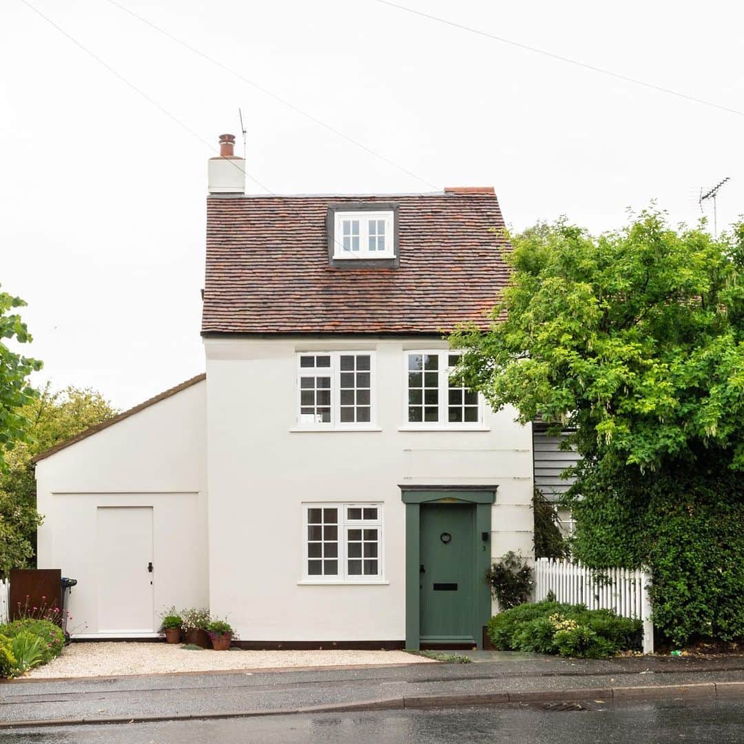 The Modern Houseさんのインスタグラム写真 - (The Modern HouseInstagram)「"From the outside, it looked like an idyllic quintessential British cottage, inside it was a wreck… perfect!" As their coastal cottage comes onto the market, owners Ian and Kieley Hanmer tell us how they managed to turn a patchwork structure, comprised of parts dating from the 17th-century to the 1930s, into a sensitively-restored modern living space. Head to the link in our bio for the sales particulars.」6月17日 16時13分 - themodernhouse