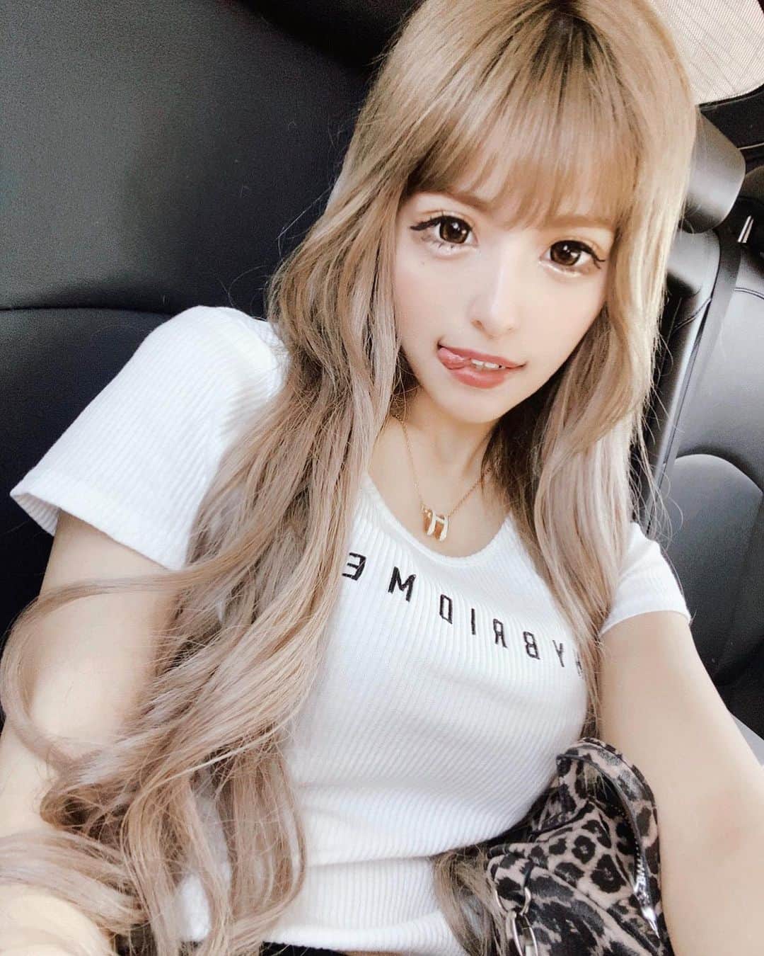 アンジェリカのインスタグラム：「やぴ〜💕🥱 最近暑すぎ~(笑)(笑)  The 夏みたいなコーデしてるよ毎日ｗｗ .  そーいえば！！ GLP-1ダイエット3週間目大分投稿遅れちゃった(笑) 1週間に１回打つのに忘れちゃって また期間合わせて打ったから遅れちゃった🥱🥱 でも GLP-1ダイエットしてる時としてない時じゃ食欲の差が激しすぎ！(笑)絶対続けた方がいい、、( ᐛ )و .  #glp1ダイエット #東京中央美容外科 #東京中央美容外科渋谷院 #ダイエット #富田理沙子  #tcb式ドクターズダイエット #美容外科」