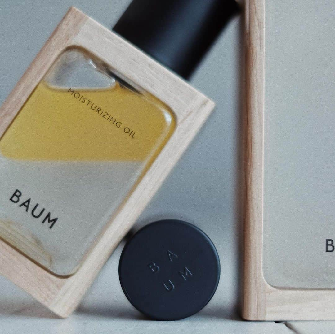 Y U R I Eさんのインスタグラム写真 - (Y U R I EInstagram)「New Skin-Care products @baum_global﻿﻿﻿﻿﻿ ﻿﻿﻿﻿ 樹木への感謝と共に、「貯水」「成長」「環境防御」の３つのはたらきに着目したBAUM。﻿﻿﻿﻿﻿ あらためて樹木の「成長」の力ってすごいなぁ、と思った。﻿﻿﻿﻿﻿ よく考えれば、水と土と太陽光だけで、人間以上にすくすくと大きく育っていく生命力は、不思議に思う🌲🚿☀️﻿﻿﻿﻿﻿ そしてデザインが部屋のインテリアによく馴染む♡﻿﻿﻿﻿﻿ 部屋の壁が無機質だから、木のあたたかみと調和してわたし好みの空間になる。﻿﻿﻿﻿﻿ 爽やかで清々しい気持ちにさせてくれる香りもわたし好み🍃💚﻿﻿﻿﻿﻿﻿ 木枠を取り外すと積木みたい。わたしはレフィルを買って大切に使いたいと思う。😊♻️﻿﻿﻿﻿﻿ ﻿﻿﻿﻿﻿ #BAUM_beauty  #BAUM #PR」6月17日 16時27分 - yuriexx67