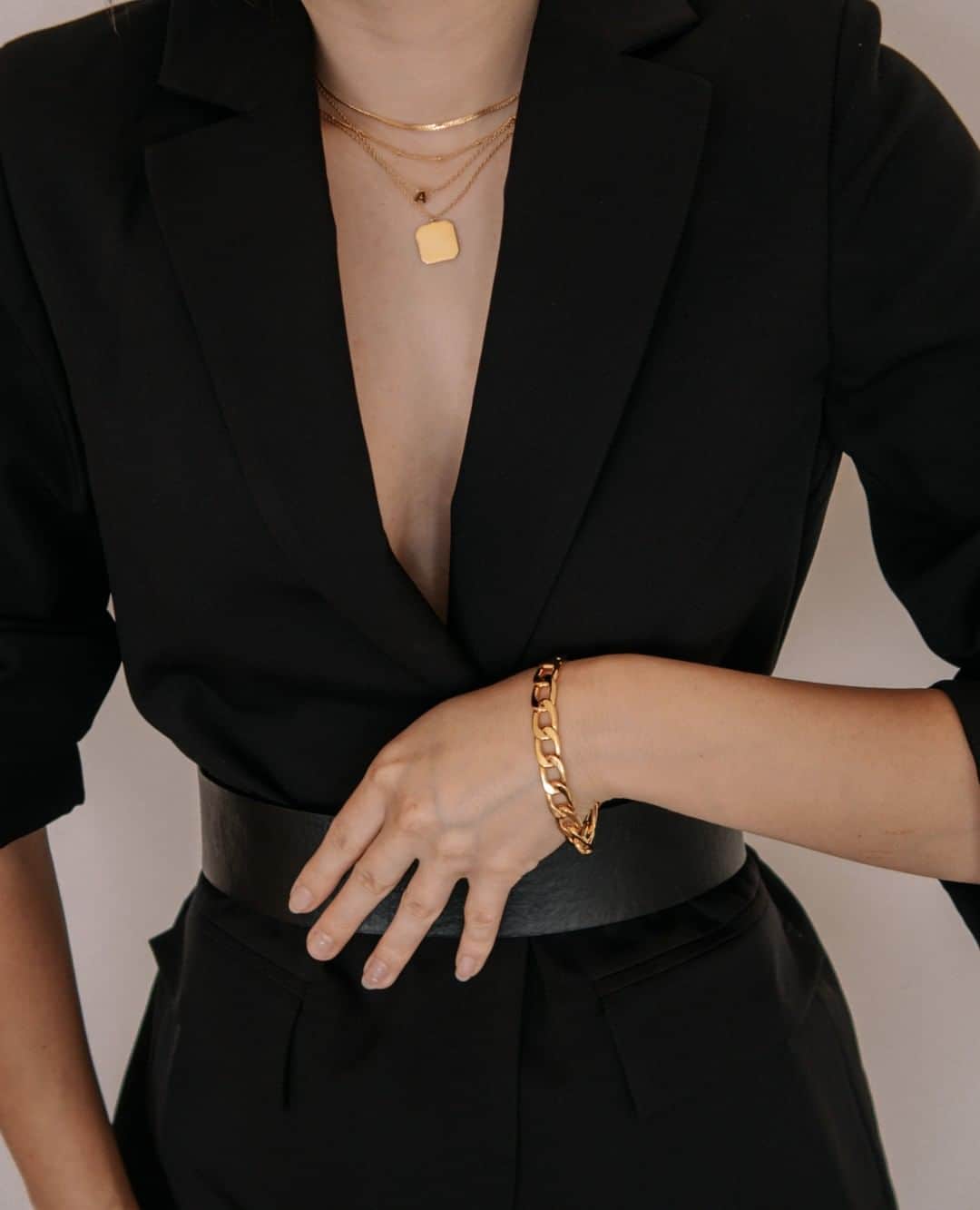 オレリアさんのインスタグラム写真 - (オレリアInstagram)「Blazer ✔️ Belt ✔️ Gold details ✔️⁠ ⁠ @zana.gafita layering up our dainty Initial Necklace.⁠ ⁠ #oreliajewellery #layerednecklaces #minimalstyle ⁠ ⁠」6月17日 16時25分 - oreliajewellery