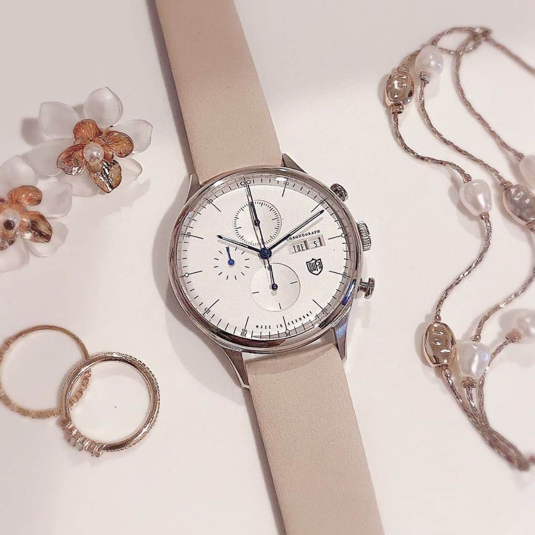 のインスタグラム：「シンプルなデザインが女性の華奢な腕にも合う。 . VAN DER ROHE BARCELONA CHRONOGRAPH DF-9021-J5 . . . . #ドイツ時計 #腕時計 #アクセサリー #時計 #ウォッチ #腕時計くら部 #腕時計好き #手元コーデ #時計好き #コーデ #ミニマル #コーディネート #腕時計コーデ #dufa #dufawatches #dufajp #ドゥッファ#BAUHAUS #バウハウス #おうちコーデ #おうち時間 #おうちファッション #巣ごもり #ペアウォッチ」