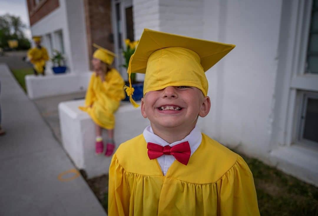 ナショナルジオグラフィックさんのインスタグラム写真 - (ナショナルジオグラフィックInstagram)「Photo by @amivitale | A kindergarten student looks up from beneath his cap on graduation day at the Willow Creek School in Willow Creek, Montana. Willow Creek became one of the first schools in the state—and the country—to reopen for in-person instruction, a decision made because Willow Creek is a rural community that had recorded no cases of COVID-19. Numerous safety protocols, including temperature checks, social distancing measures, and masks on faculty and staff, are in place. The educators are as much focused on the students' emotional well-being as academic progress. Follow @amivitale for more stories of hope and joy in the world. @thephotosociety #schools #coronavirus #kindergarten #covid19 #graduation」6月17日 16時30分 - natgeo