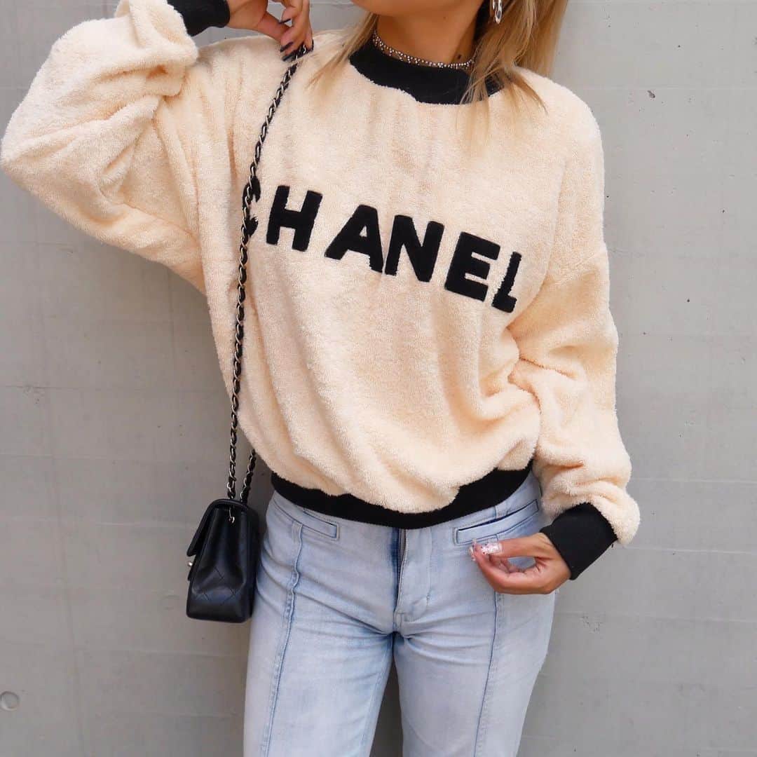 Vintage Brand Boutique AMOREさんのインスタグラム写真 - (Vintage Brand Boutique AMOREInstagram)「Back in stock!!!! Vintage Chanel logo terry-cloth sweatshirt. Size 38, Collection 28.  On website search for AO26389▶︎Free Shipping Worldwide✈️ ≫≫≫ DM for more information 📩 info@amorevintagetokyo.com #AMOREvintage #AMORETOKYO #tokyo #Omotesando #Aoyama #harajuku #vintage #vintageshop #ヴィンテージ #ヴィンテージショップ #アモーレ #アモーレトーキョー #表参道 #青山 #原宿#東京 #chanel #chanelvintage #vintagechanel #ヴィンテージ #シャネル #ヴィンテージシャネル #シャネルヴィンテージ #amorewardrobe #アモーレワードローブ」6月17日 16時45分 - amore_tokyo