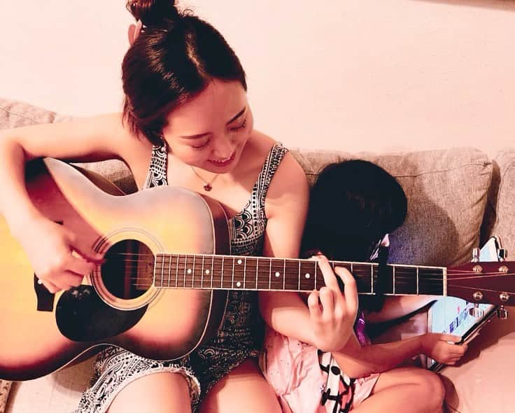 ありさ・あげまんクリエイターのインスタグラム：「たまにはプライベートな写真と内容を載せても良いですか？笑﻿ ﻿ ということで、ダイビング仲間とのホムパが楽しすぎたので、またみんなで集まりたいです😍﻿ （大人版「バーリア！」を是非動画でご覧くださいw）﻿ ﻿ 1曲マスターしたらギターをプレゼントしてくれるということで、長女は張り切って練習してます🥰﻿ そして私の弦楽器を弾くセンスの無さが爆発してる💥w﻿ ﻿ #guitar #homeparty #birthday #46歳おめでとう #ホムパ #自粛メンバーによる自粛明け #ダイビング #scubadiver #はやくみんなで潜りたい」