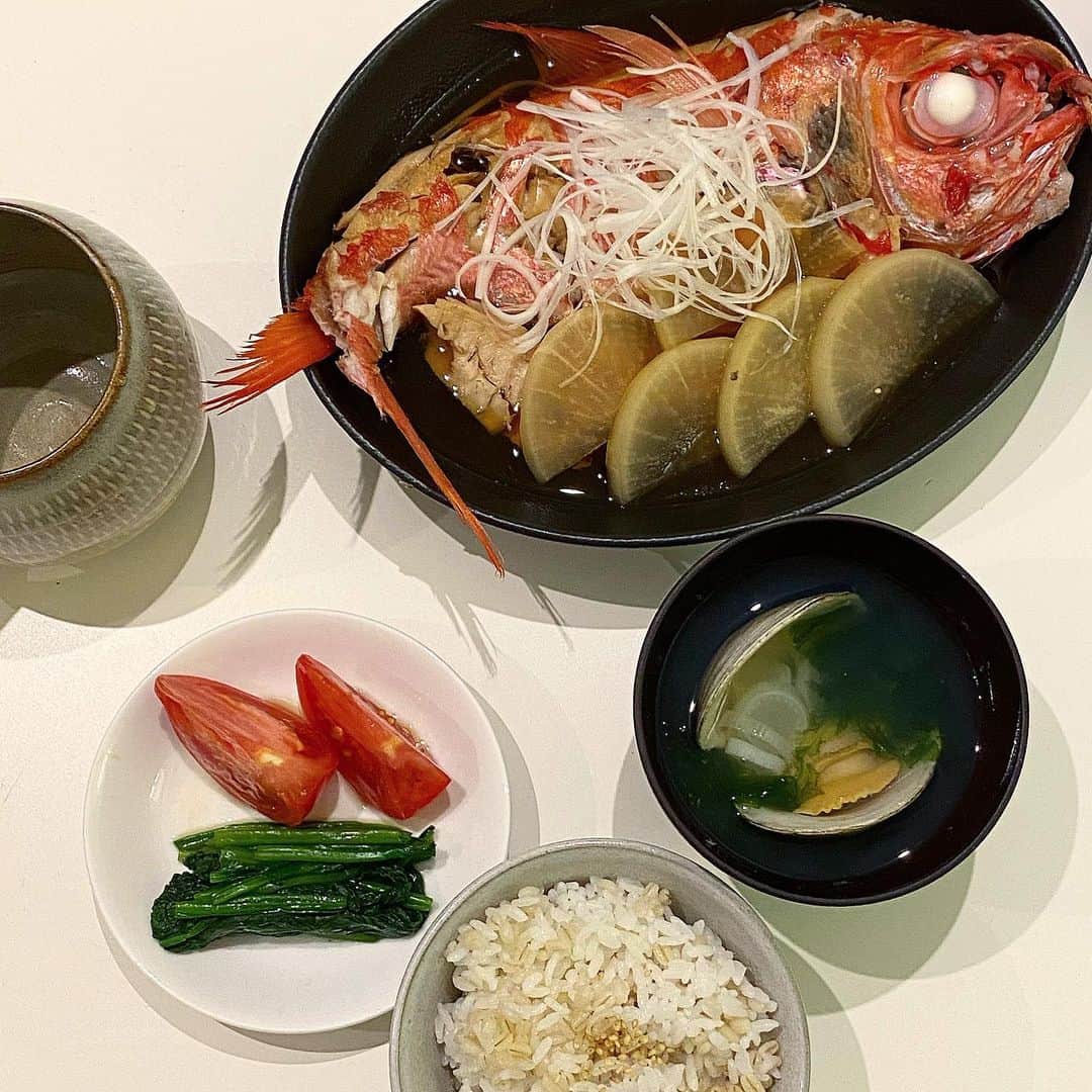 岩井ひかるさんのインスタグラム写真 - (岩井ひかるInstagram)「皆さん元気ですか？ 私は元気です。ビンテージショップにブラウス見に行きたいな、と思ったけど梅雨開けたら行こうかなと思っているところです。 写真は自粛中に作った金目鯛の煮付けです^ ^  #お家ご飯 #hikaru_cooking」6月17日 16時42分 - hikaruuu_i