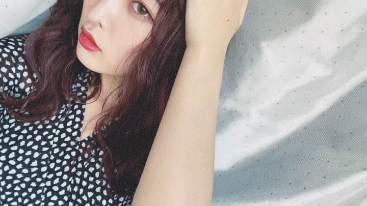 みなみのインスタグラム：「ちょ…可愛すぎない?! 理想の色以上に 綺麗なカラーにしてくれた😭  美咲さん 天才すぎる、、 ありがとうございました💐 #ankhcross  #tokioトリートメント #hair coloring #透明感 #紫#パープルブラウン」
